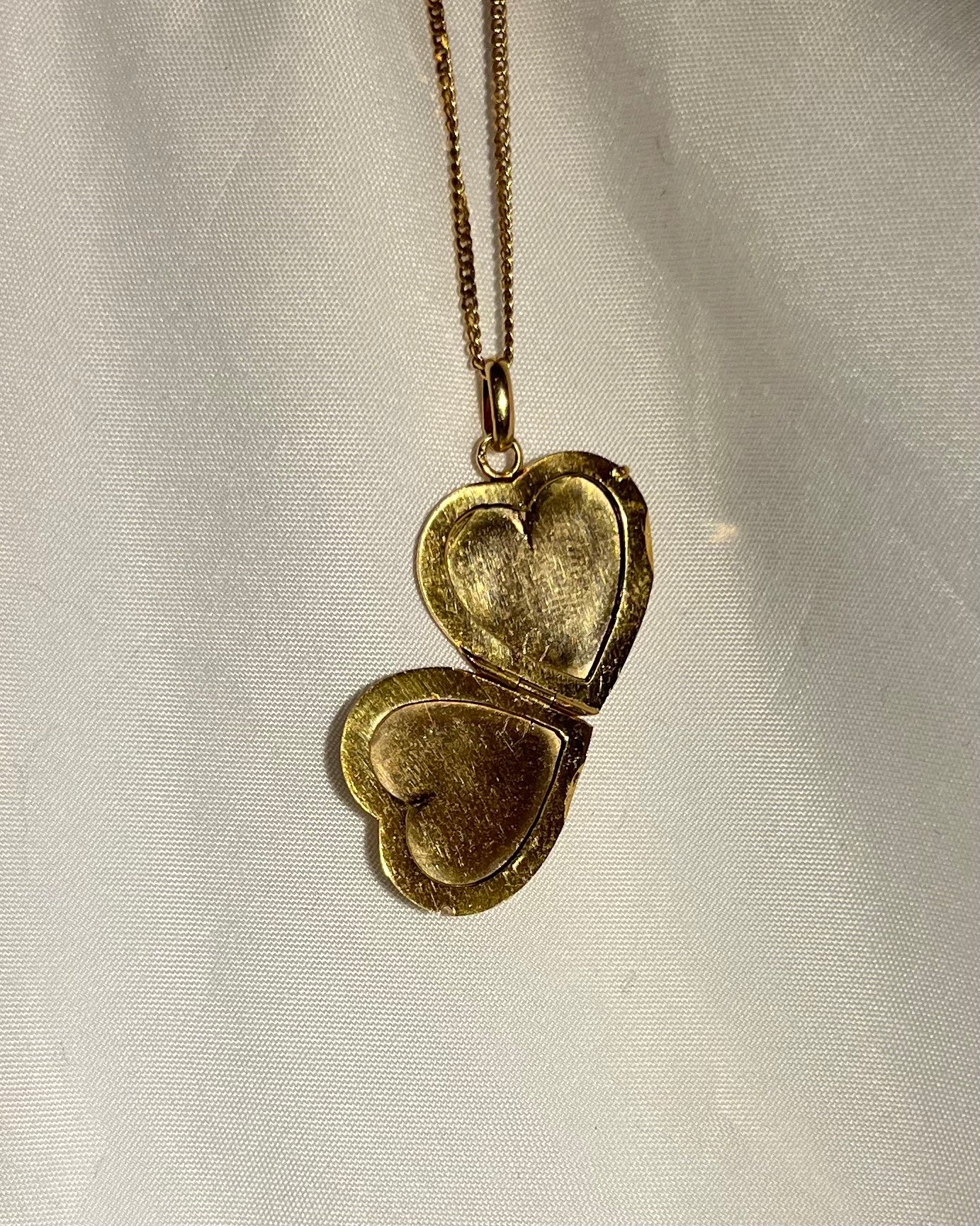 Colgante con medallón de apertura de oro "Ámbar"