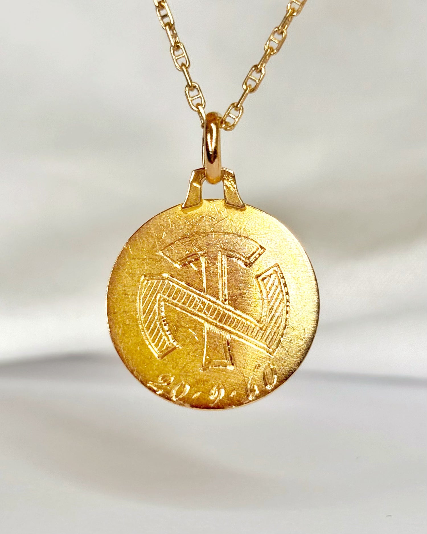 Medallón de oro amarillo de 18 quilates «Marie»