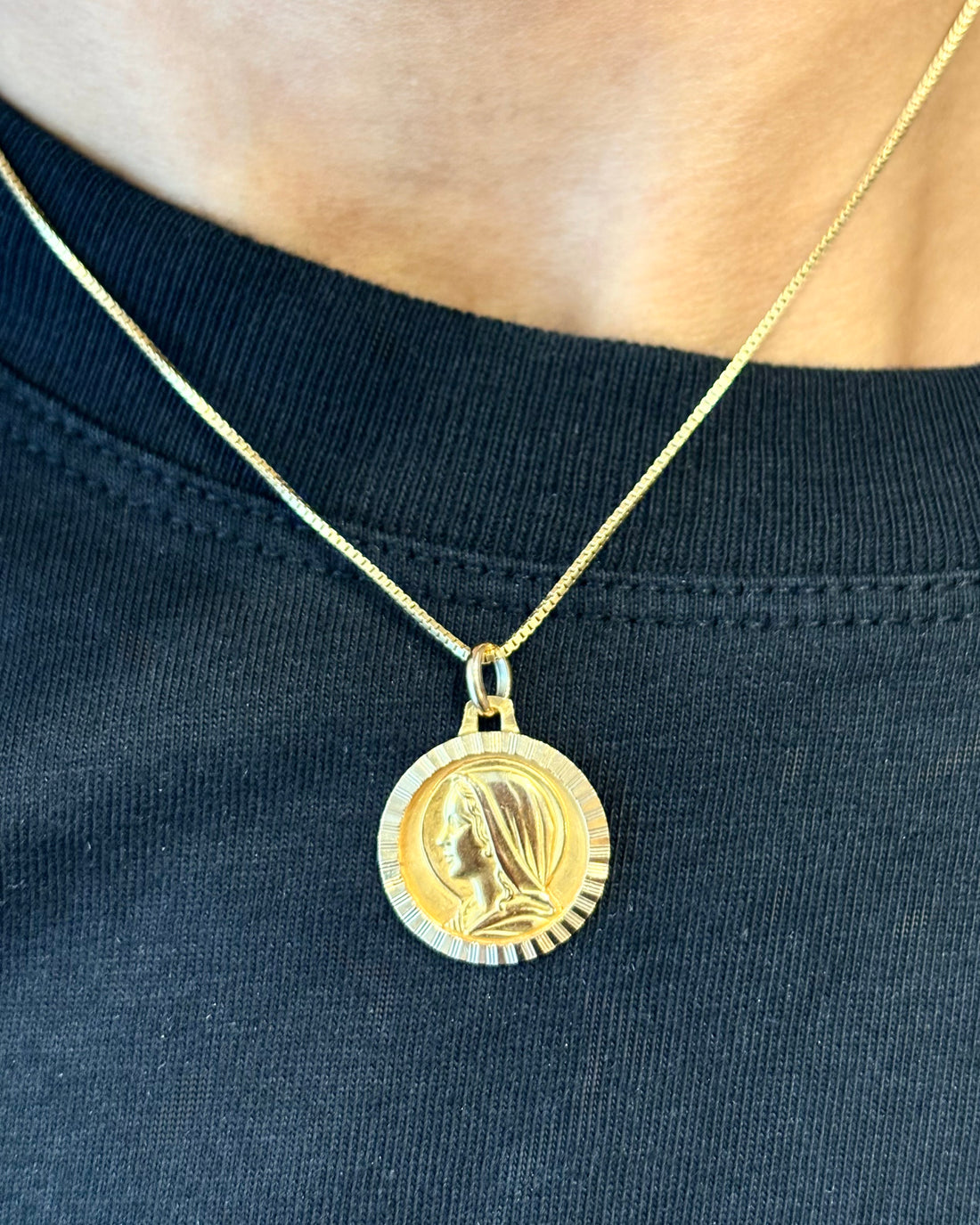 Medallón de oro amarillo de 18 quilates «Marie»