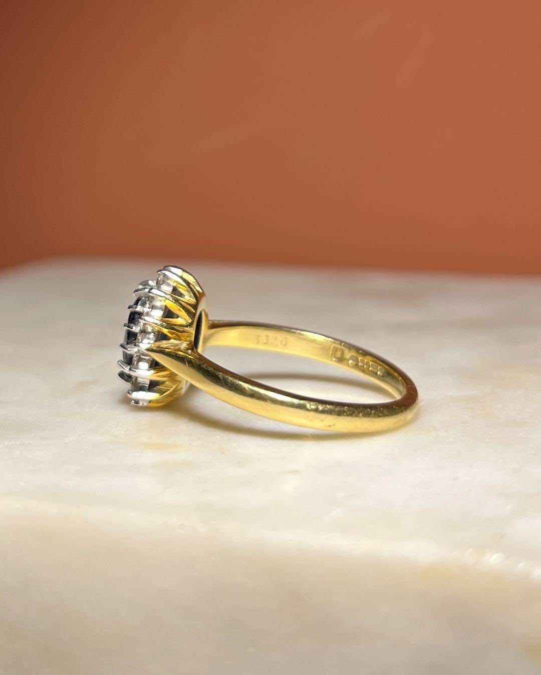 Anillo &quot;Melodia&quot; con margaritas de zafiro y diamantes