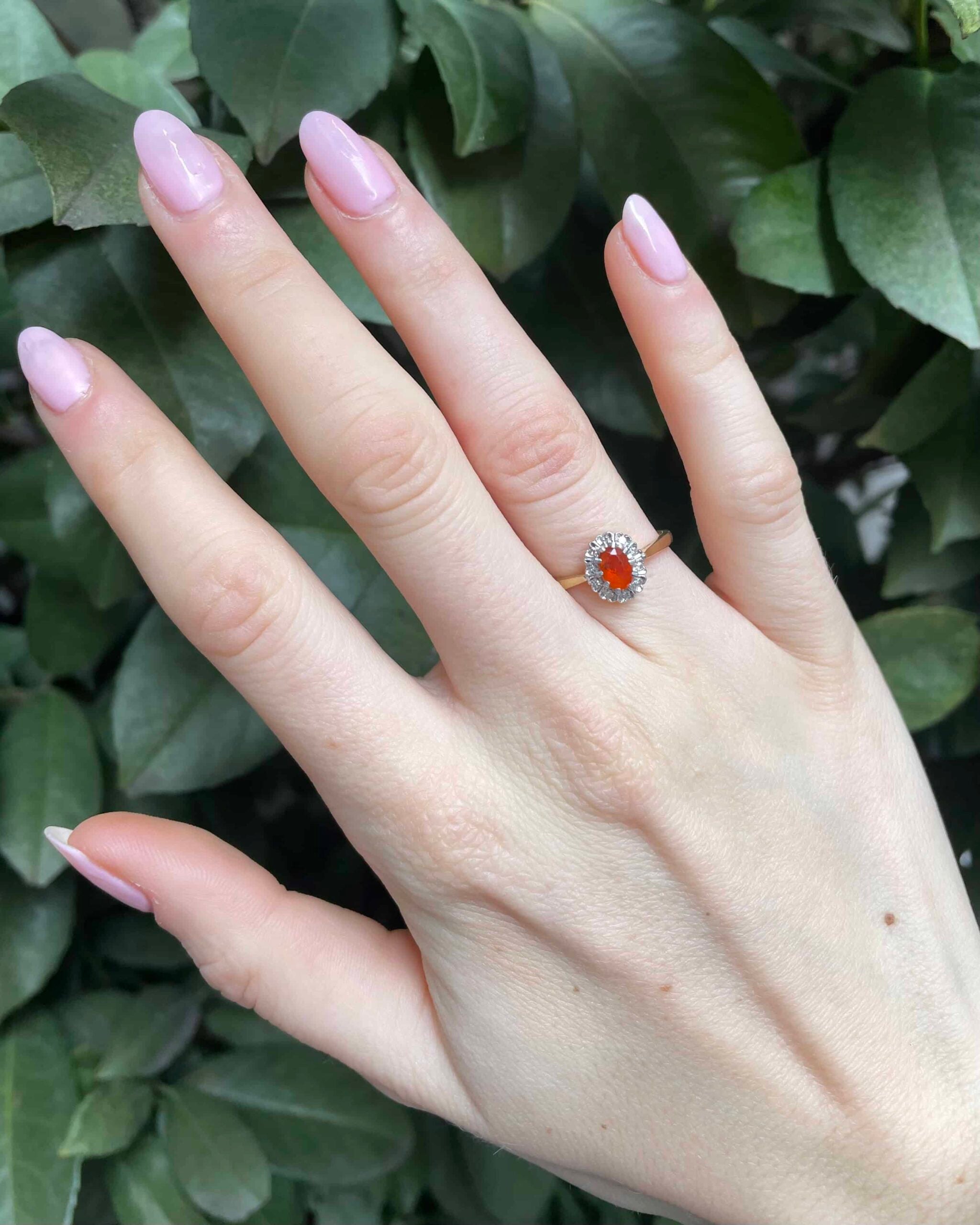 Anillo Margarita Ópalo de Fuego 0.35 quilates y Diamantes "Loue"