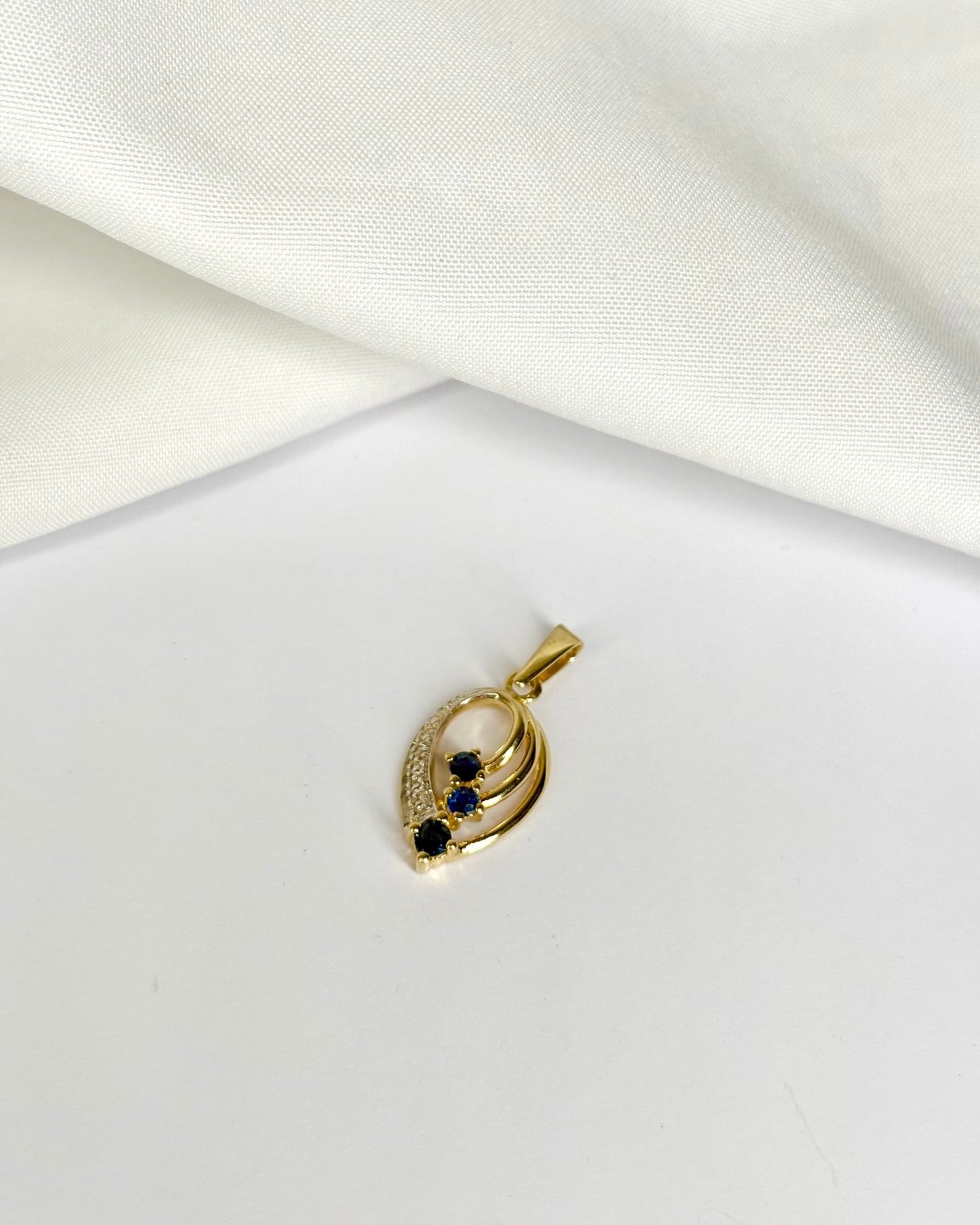 Pendentif 3 Saphirs &amp; Diamant &quot;Cybelle&quot; - Elliade Paris