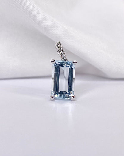 Pendentif Aigue - Marine 1.80 carat &amp; 4 Diamants &quot;Stina&quot; - Elliade Paris