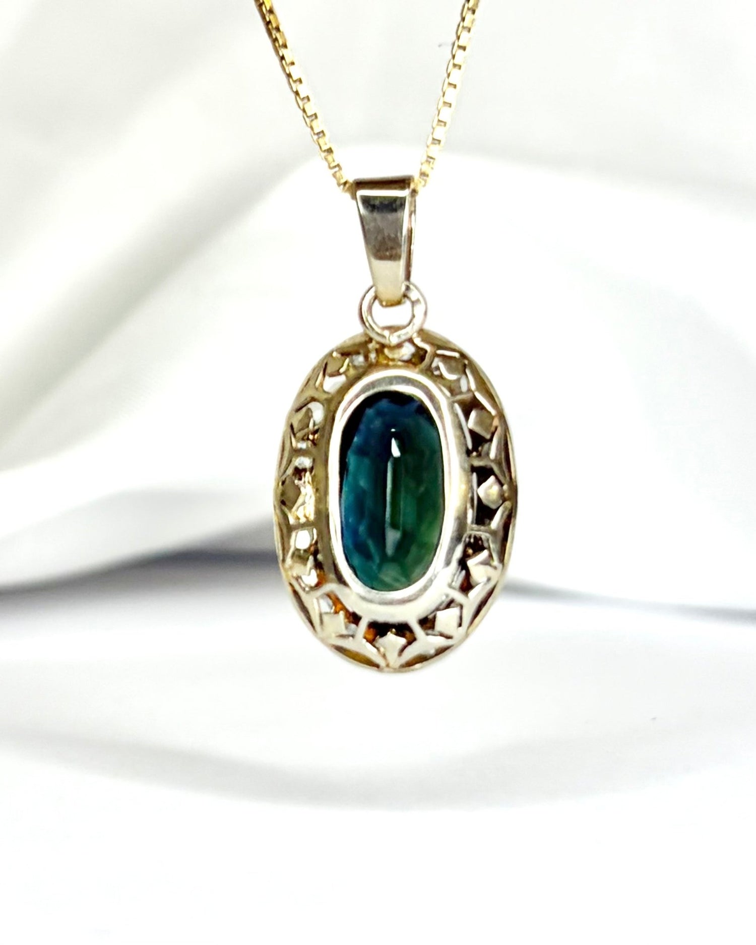 Pendentif Art - déco Saphir 3.75 carats &amp; 20 Diamants "Elisa" - Elliade Paris