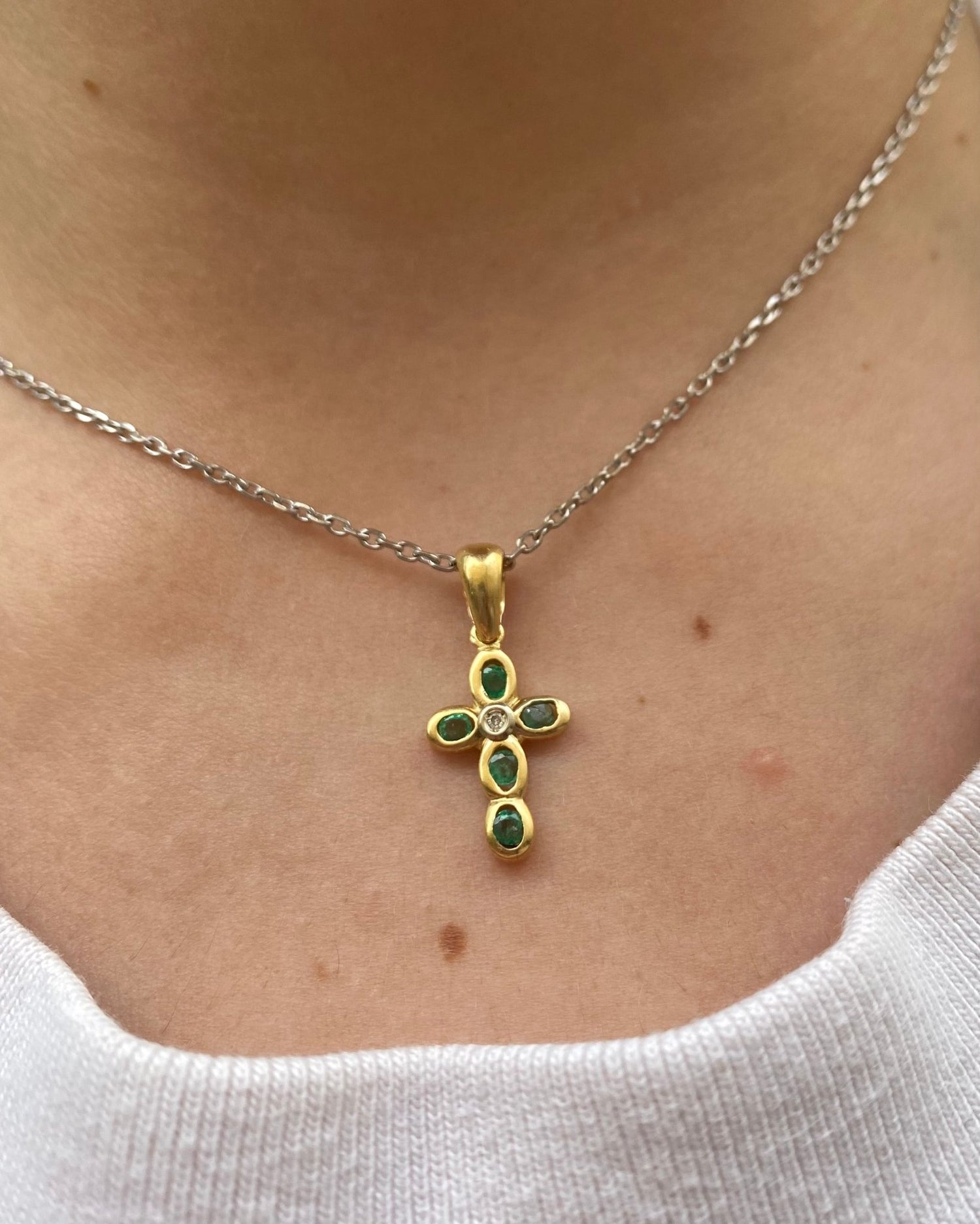 Pendentif Croix Diamant &amp; Émeraudes &quot;Chloe&quot; - Elliade Paris