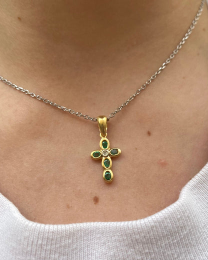 Pendentif Croix Diamant &amp; Émeraudes &quot;Chloe&quot; - Elliade Paris