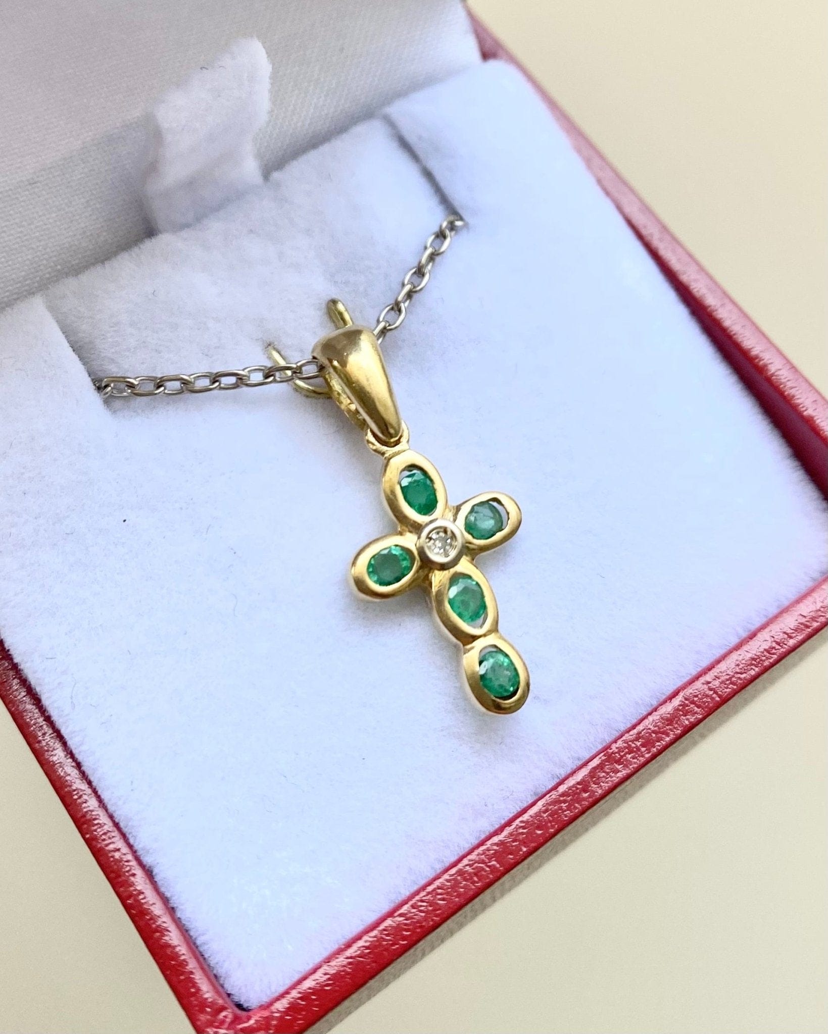 Pendentif Croix Diamant &amp; Émeraudes "Chloe" - Elliade Paris