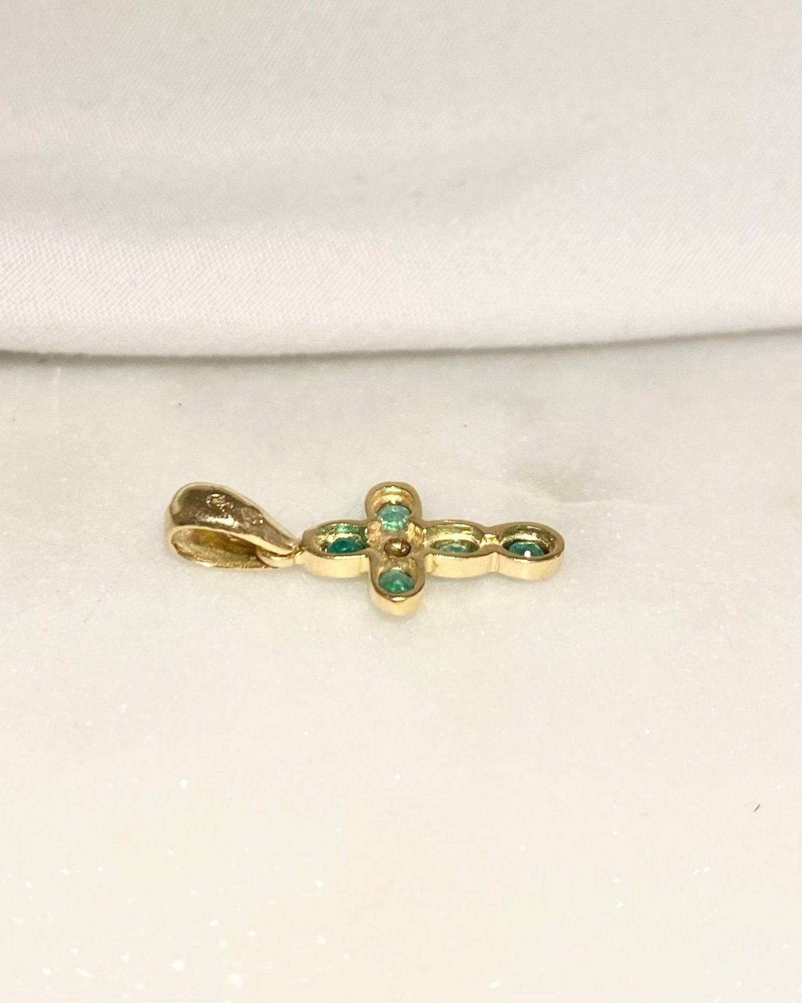 Pendentif Croix Diamant &amp; Émeraudes "Chloe" - Elliade Paris