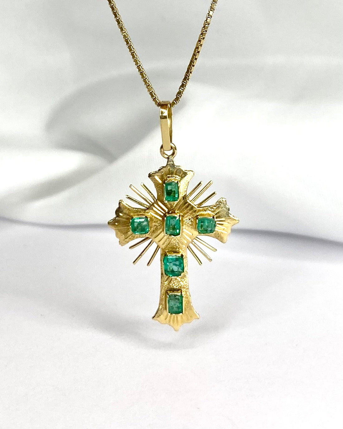Pendentif Croix Émeraudes 0.30 carat "Emma" - Elliade Paris