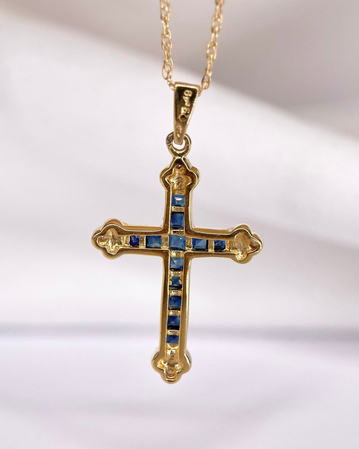 Pendentif Croix Saphirs 0.60 carat &amp; Diamants "Joseph" - Elliade Paris