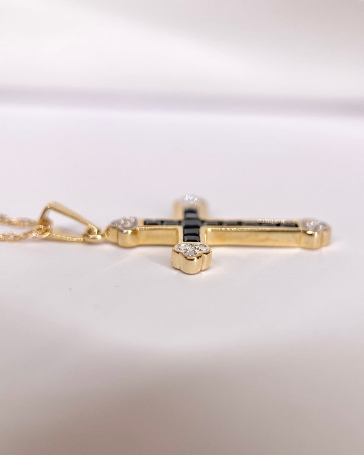 Pendentif Croix Saphirs 0.60 carat &amp; Diamants "Joseph" - Elliade Paris