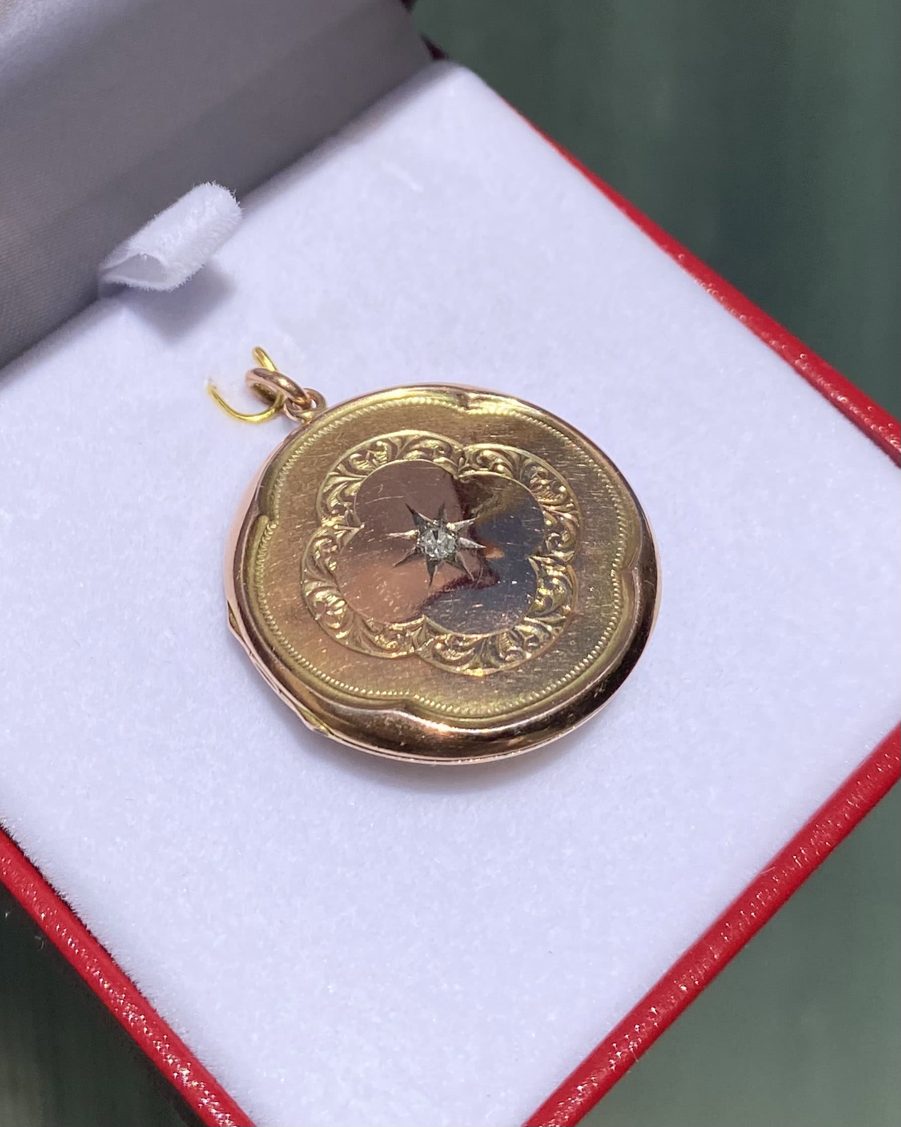Colgante con medallón de apertura de oro y diamantes "Yasmina"