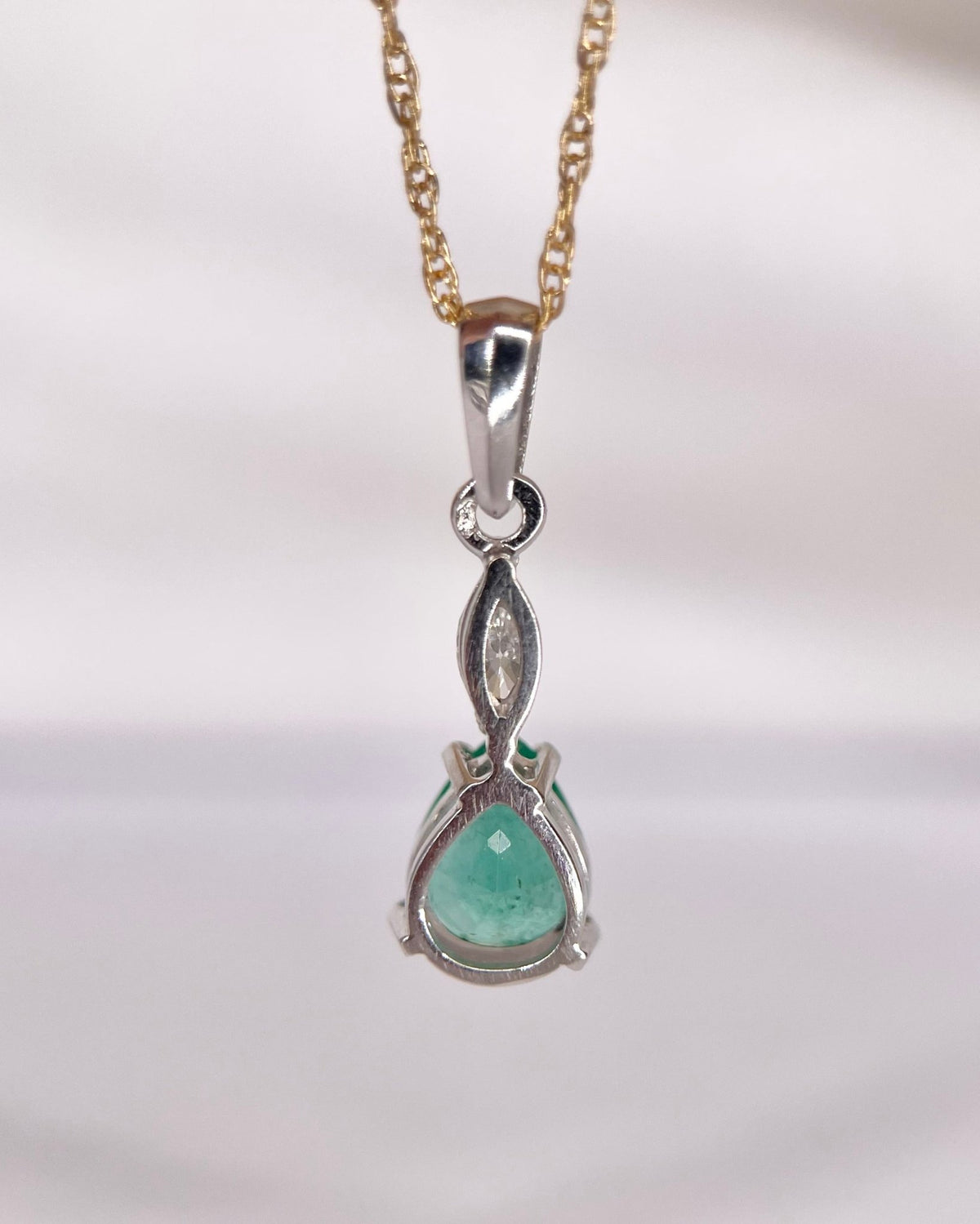Pendentif Émeraude 1.22 carat &amp; Diamant 0.25 carat "Leanne" - Elliade Paris