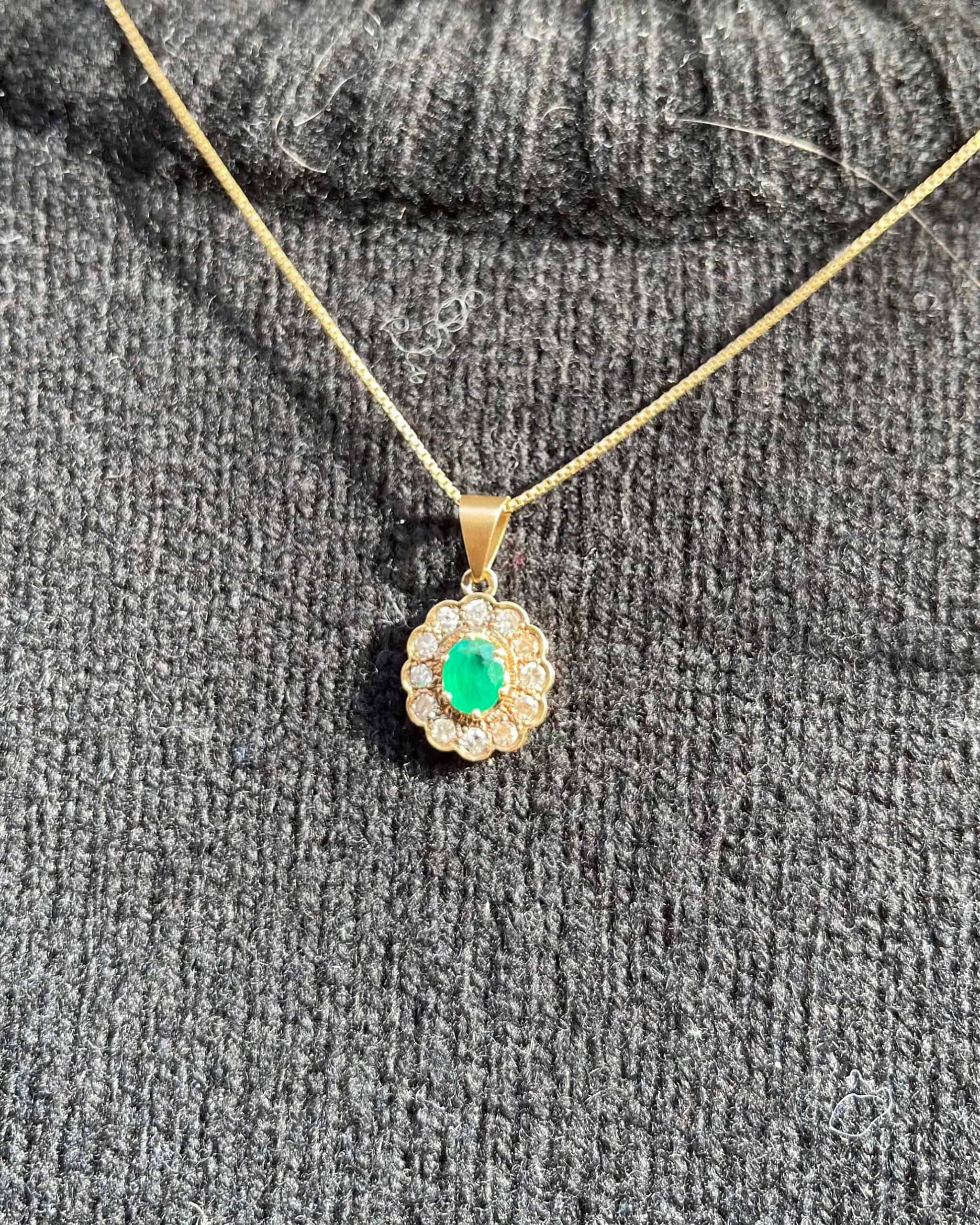 Pendentif Marguerite Émeraude 0.40 carat &amp; 12 Diamants "Fanny" - Elliade Paris