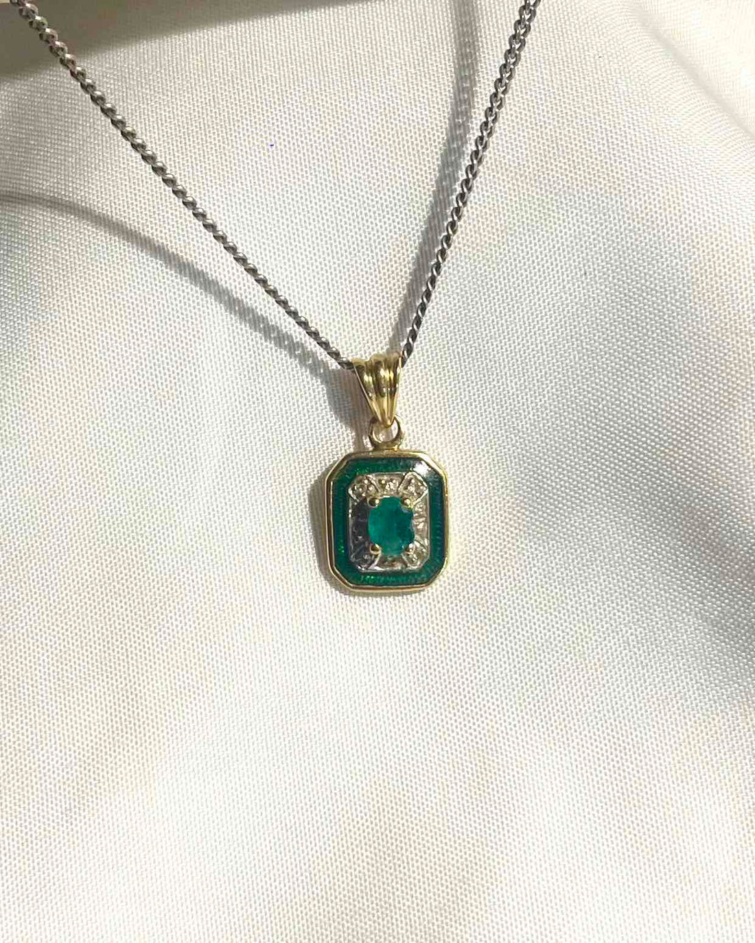 Pendentif style Art-déco Emeraude &amp; diamants &quot;Mélyne&quot;
