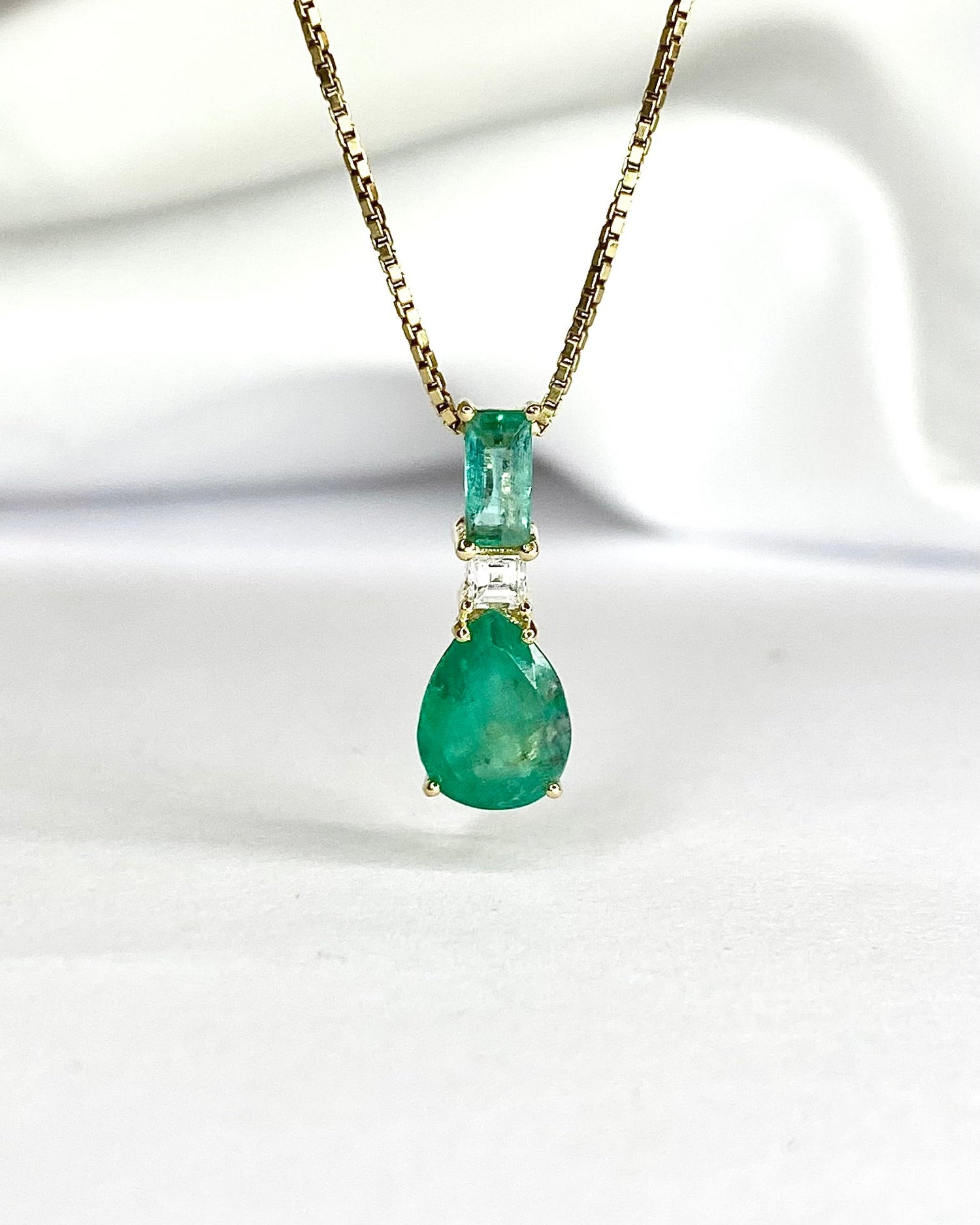 Pendentif Émeraudes 1.59 carat &amp; Diamant "Erika" - Elliade Paris