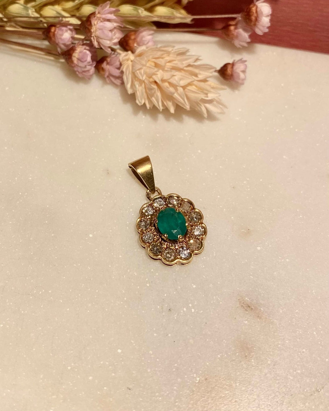Pendentif Marguerite Émeraude 0.40 carat &amp; 12 Diamants &quot;Fanny&quot; - Elliade Paris