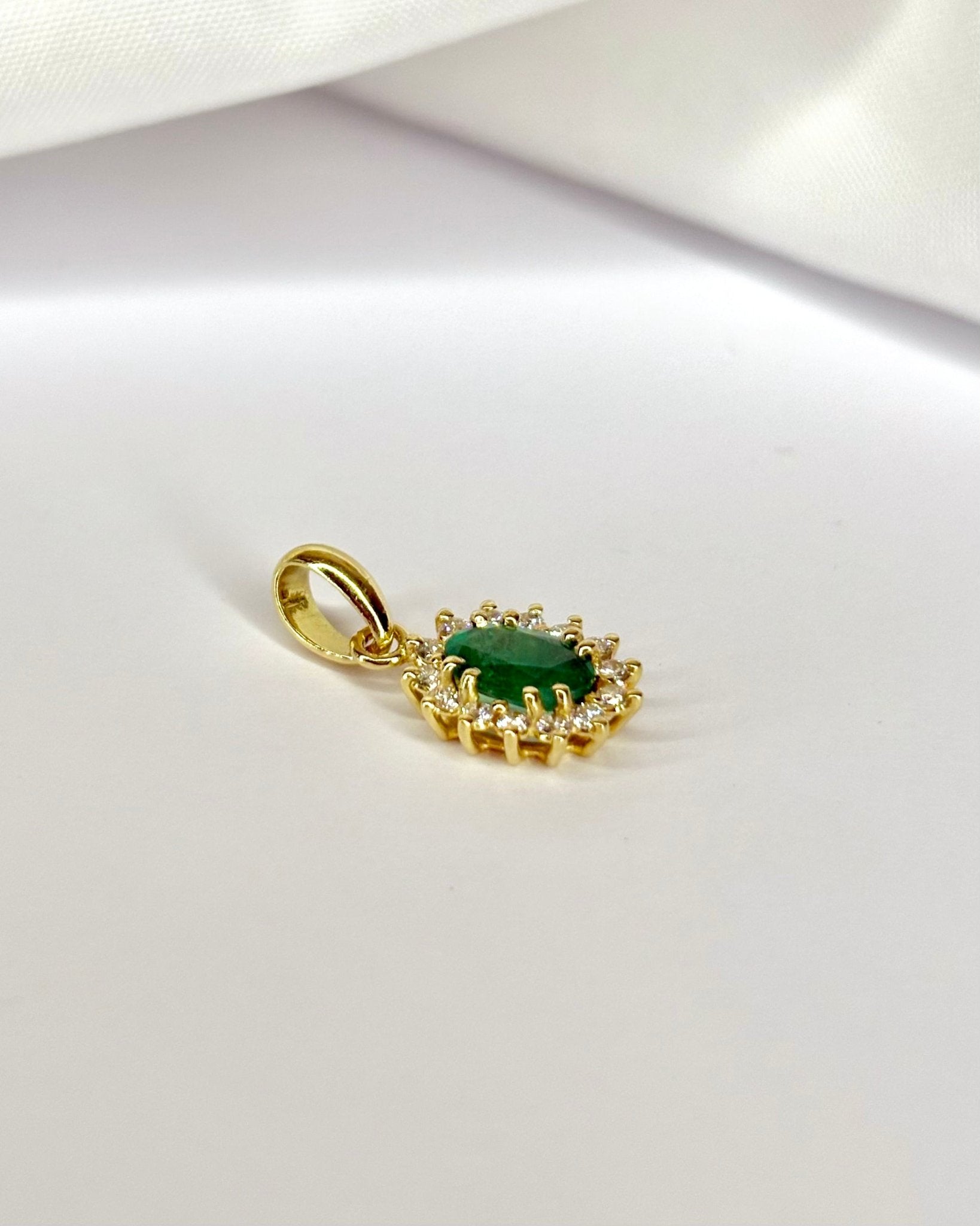 Pendentif Marguerite Émeraude 0.40 carat &amp; 14 Diamant "Sirine" - Elliade Paris