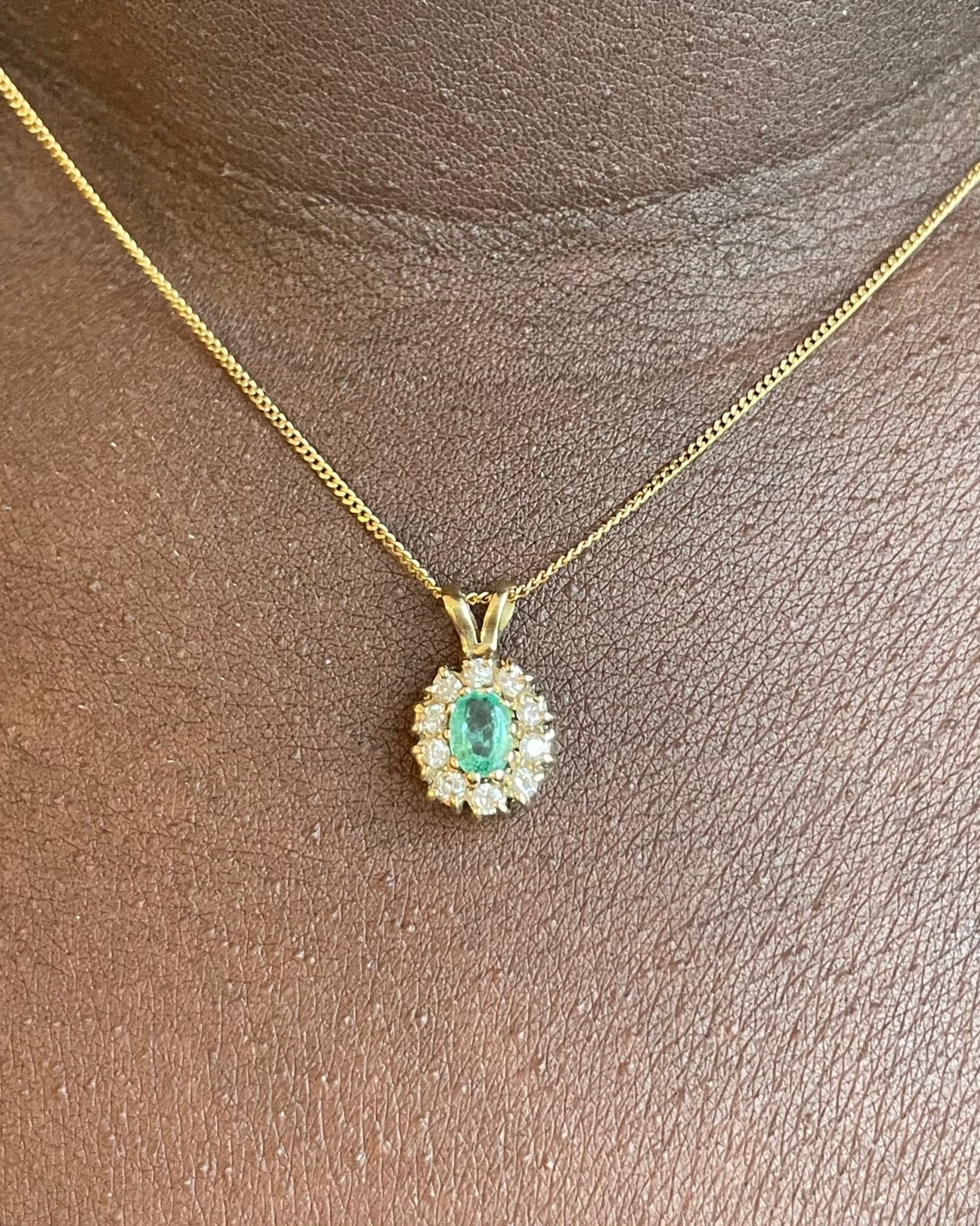 Pendentif Marguerite Émeraude 0.47 Carat &amp; 10 Diamants "Lénaé" - Elliade Paris