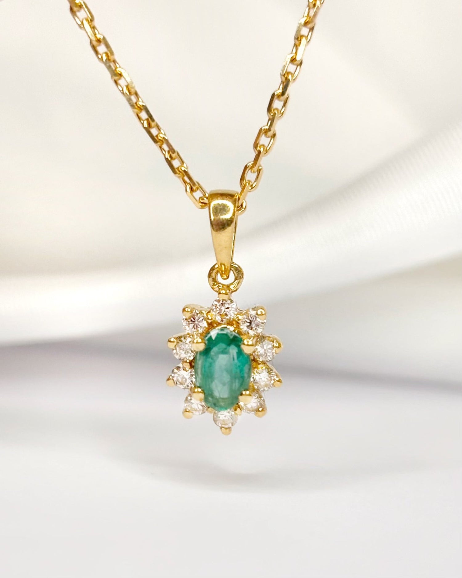 Pendentif Marguerite Émeraude 0.49 carat &amp; Diamants 0.20 carat "Sophie" - Elliade Paris