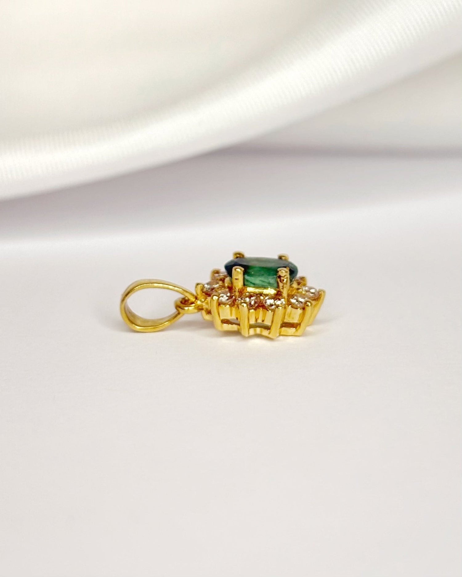 Pendentif Marguerite Émeraude 0.49 carat &amp; Diamants 0.20 carat "Sophie" - Elliade Paris