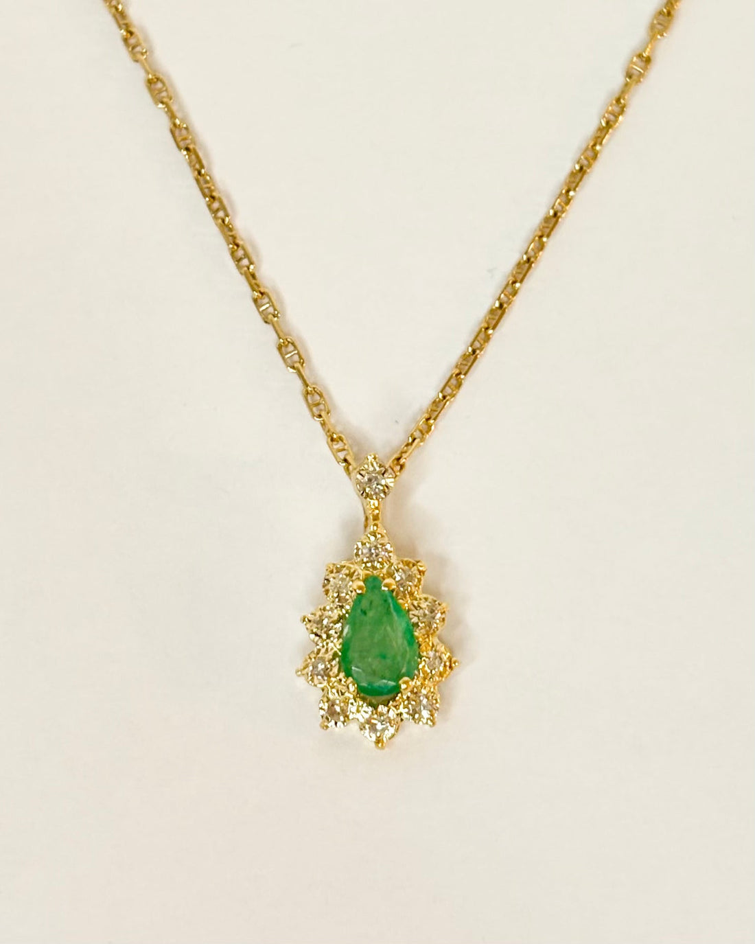Pendentif Marguerite Émeraude 0.50 carat &amp; 11 Diamants &quot;Leya&quot; - Elliade Paris