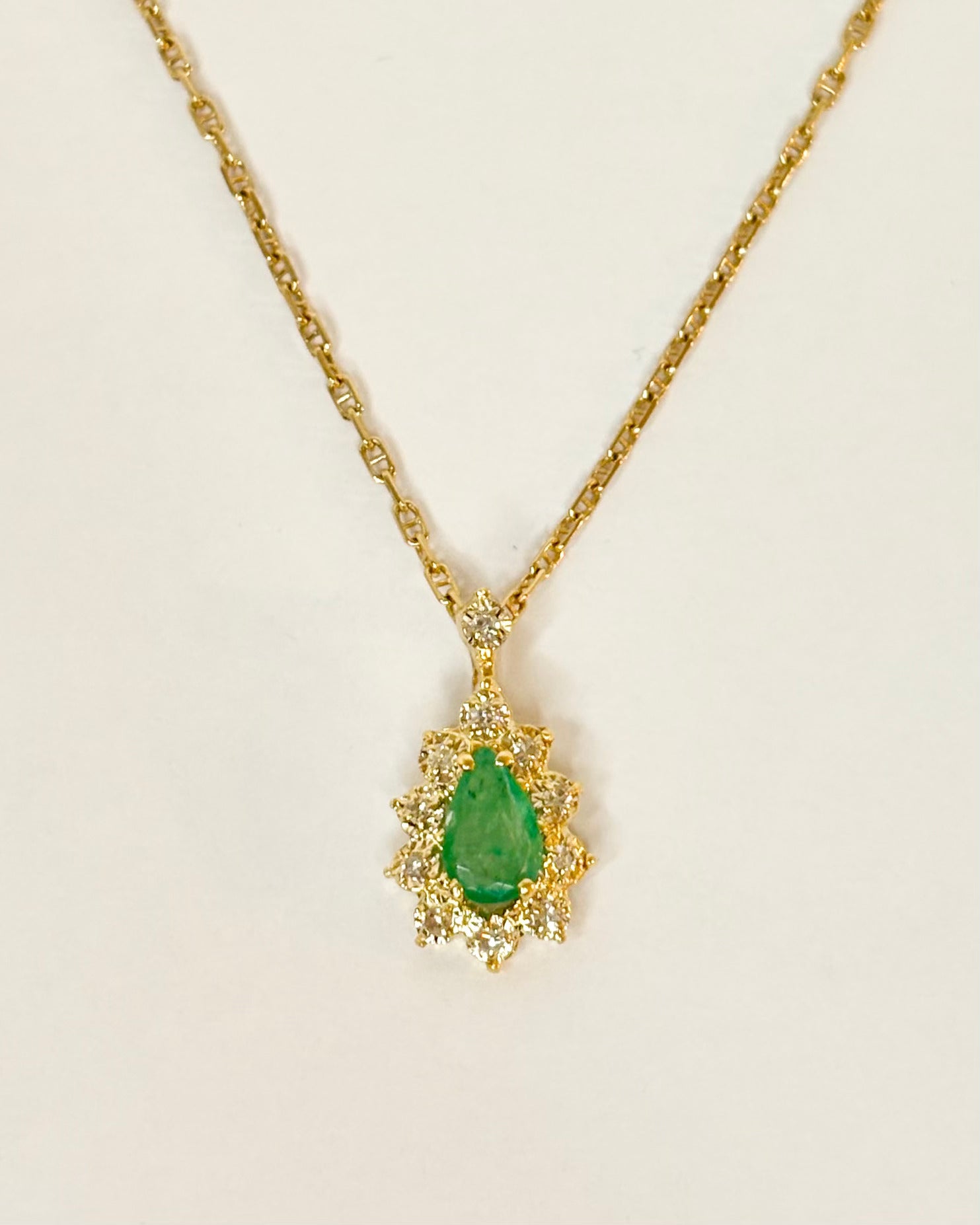Pendentif Marguerite Émeraude 0.50 carat &amp; 11 Diamants "Leya" - Elliade Paris