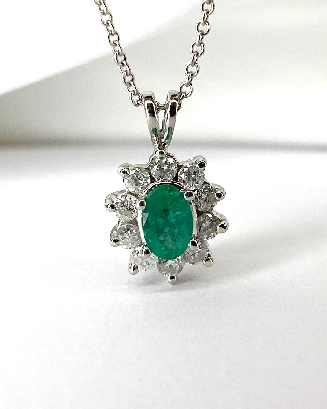 Pendentif Marguerite Émeraude 0.50 carat &amp; Diamants 0.40 carat "Wendy" - Elliade Paris