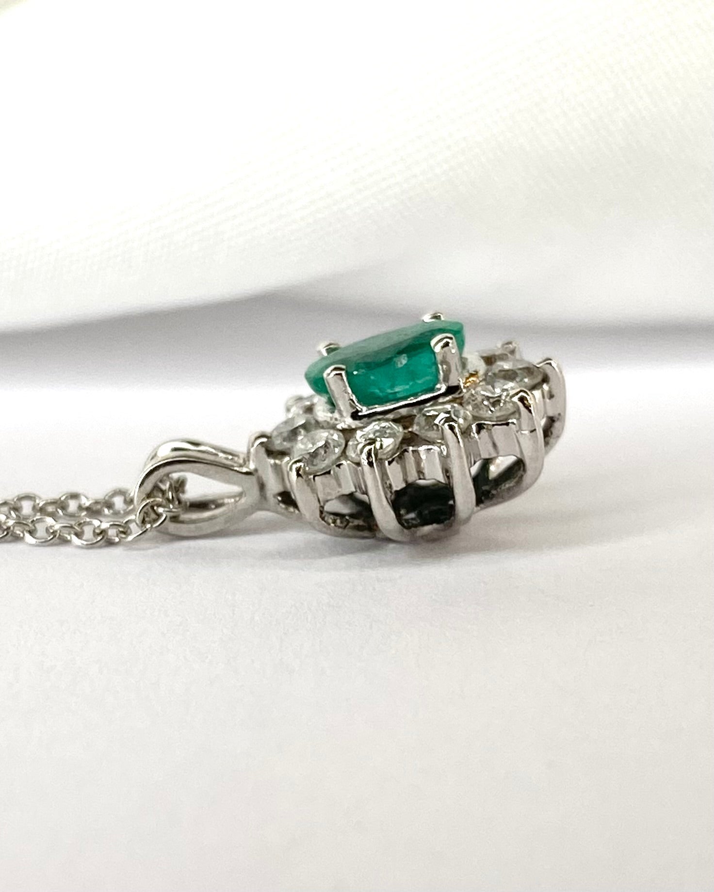 Pendentif Marguerite Émeraude 0.50 carat &amp; Diamants 0.40 carat "Wendy" - Elliade Paris