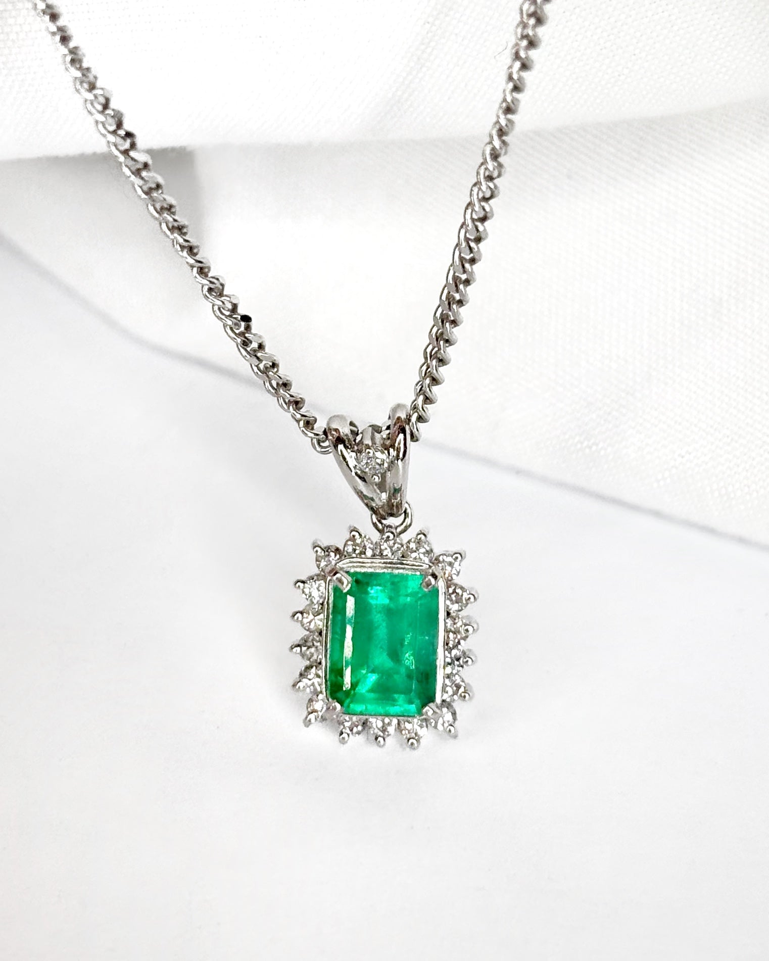 Pendentif Marguerite Émeraude 0.92 carat &amp; Diamants 0.23 carat "Cassie" - Elliade Paris