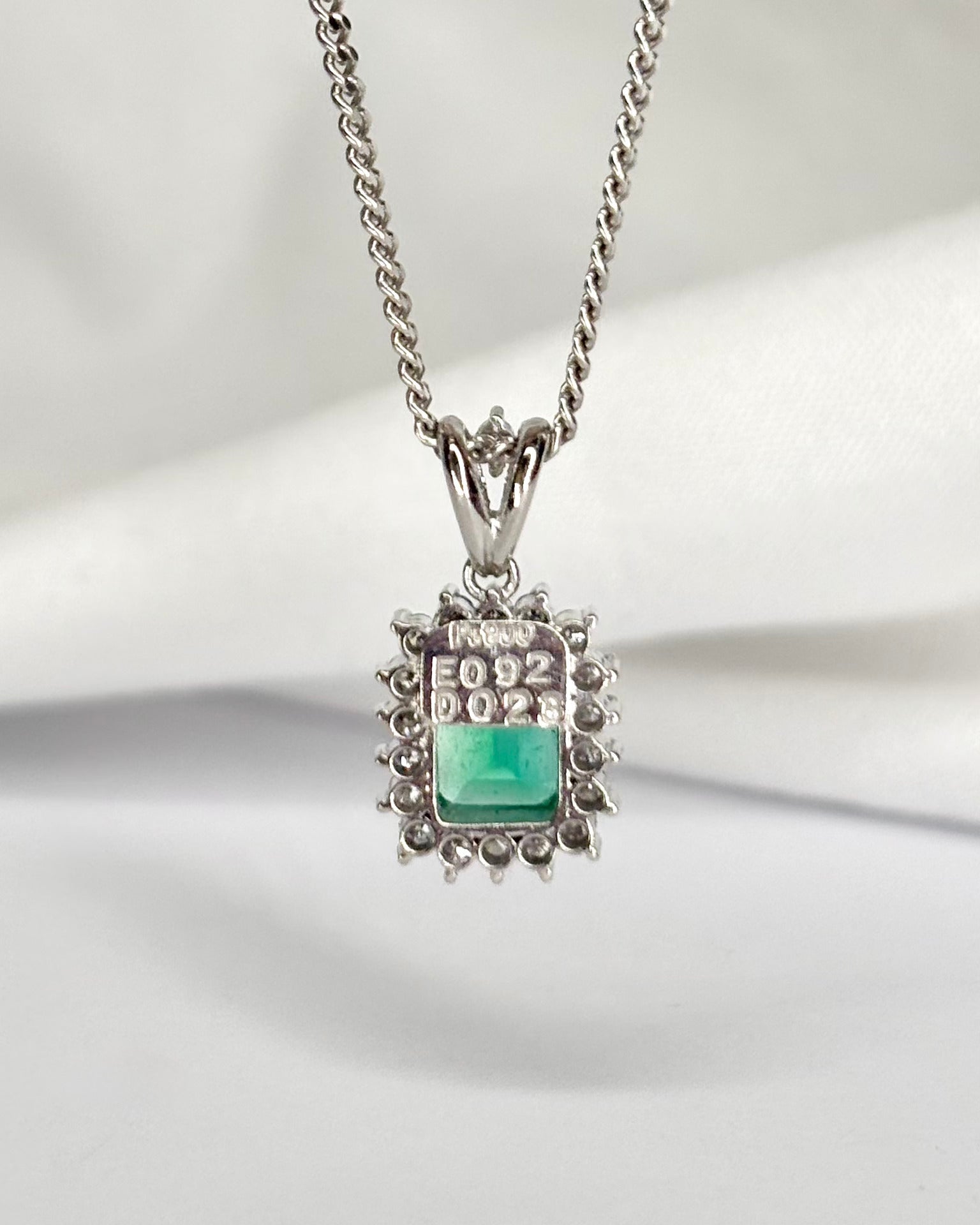 Pendentif Marguerite Émeraude 0.92 carat &amp; Diamants 0.23 carat "Cassie" - Elliade Paris