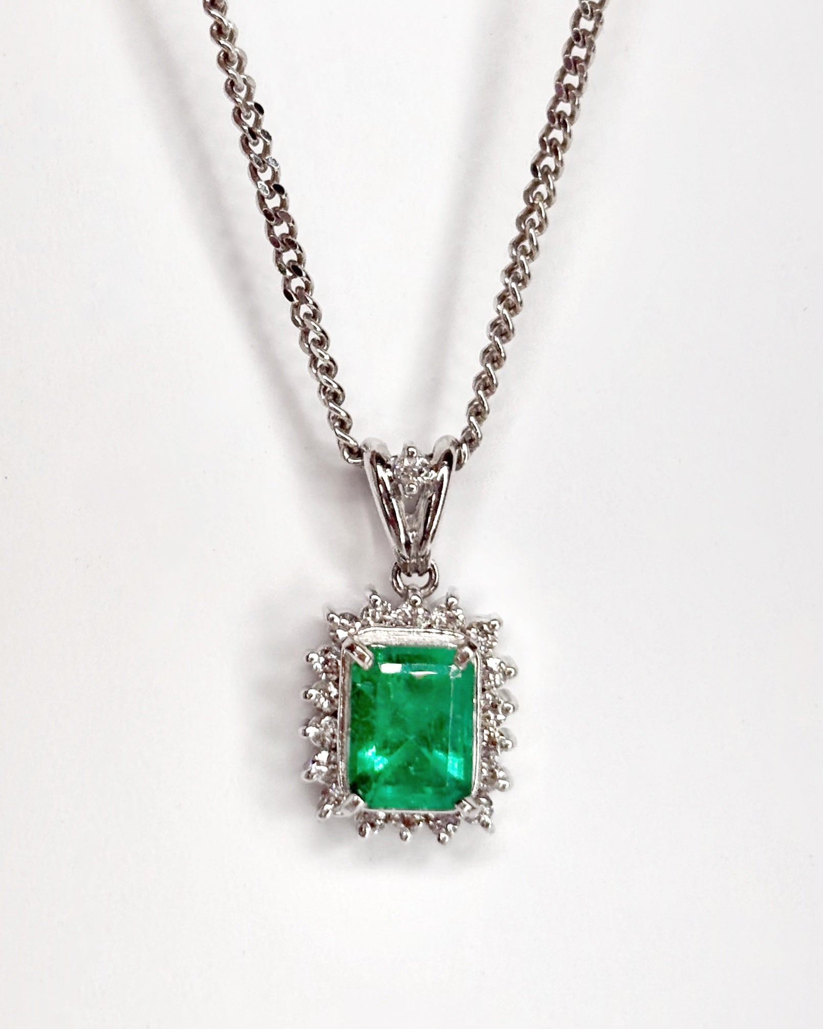 Pendentif Marguerite Émeraude 0.92 carat &amp; Diamants 0.23 carat "Cassie" - Elliade Paris