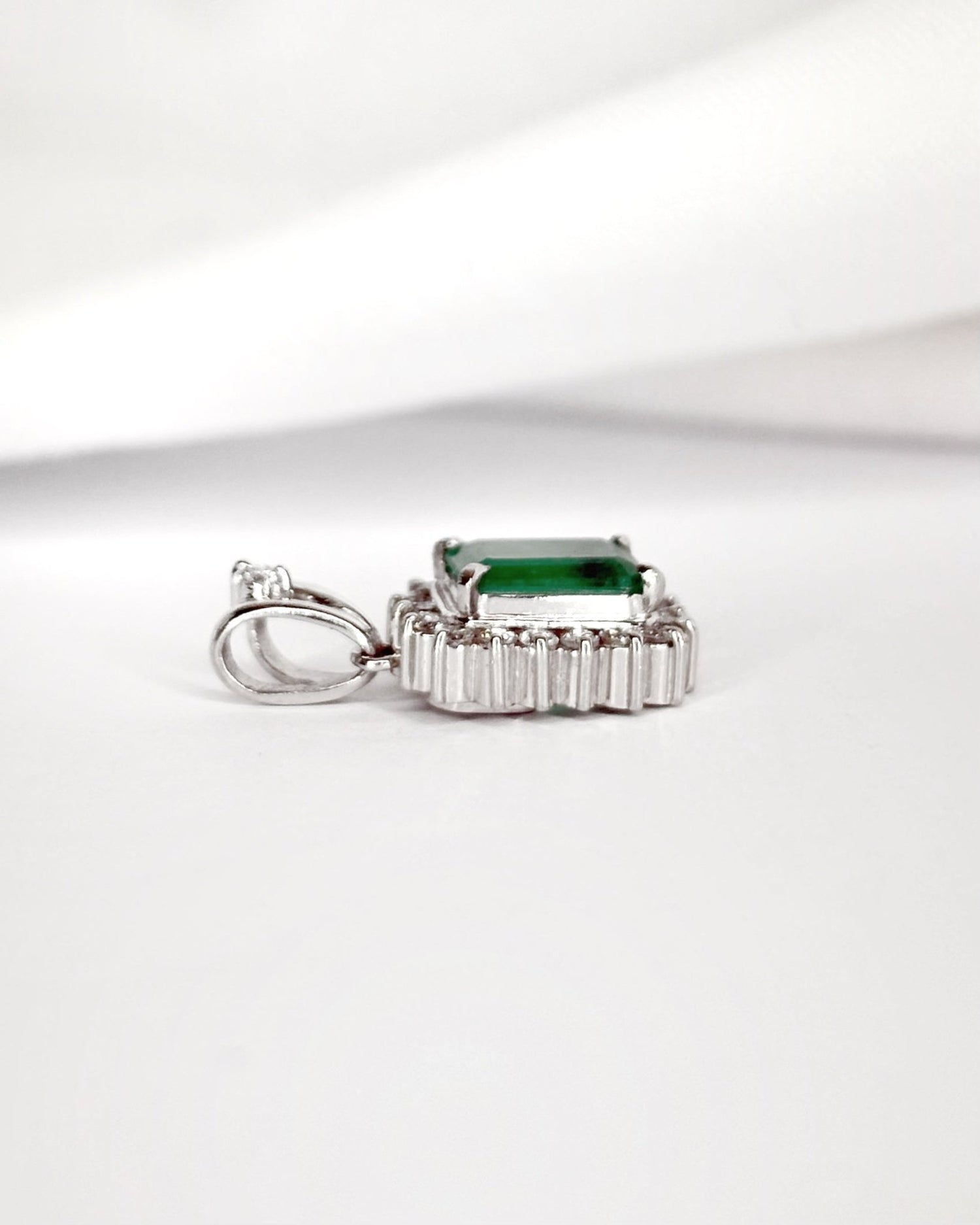 Pendentif Marguerite Émeraude 0.92 carat &amp; Diamants 0.23 carat "Cassie" - Elliade Paris