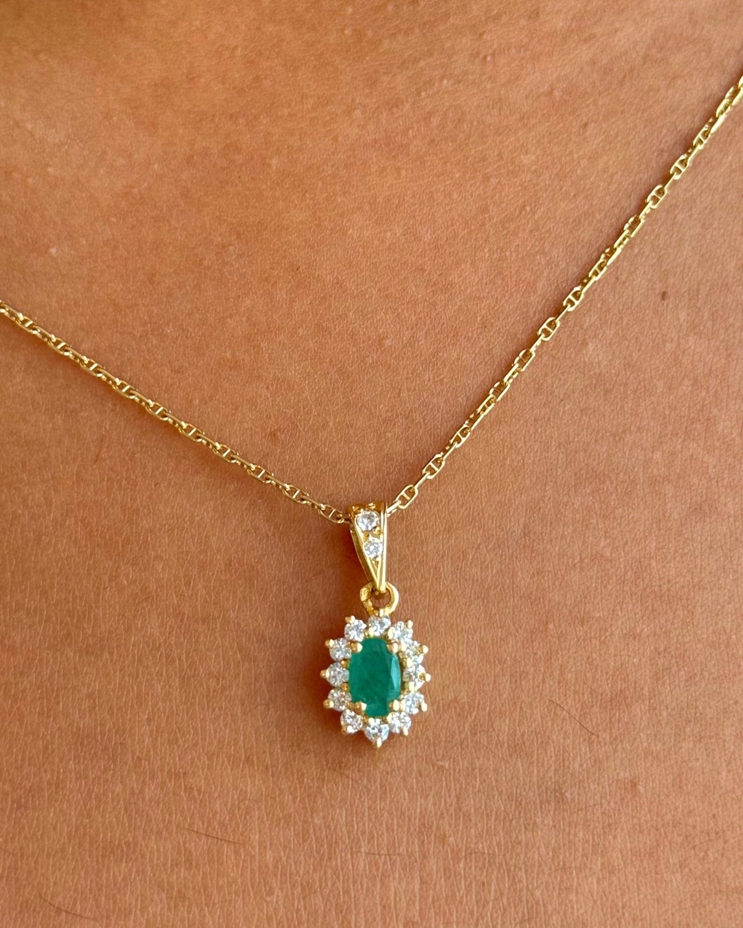 Pendentif Marguerite Émeraude &amp; Diamants "Angella" - Elliade Paris