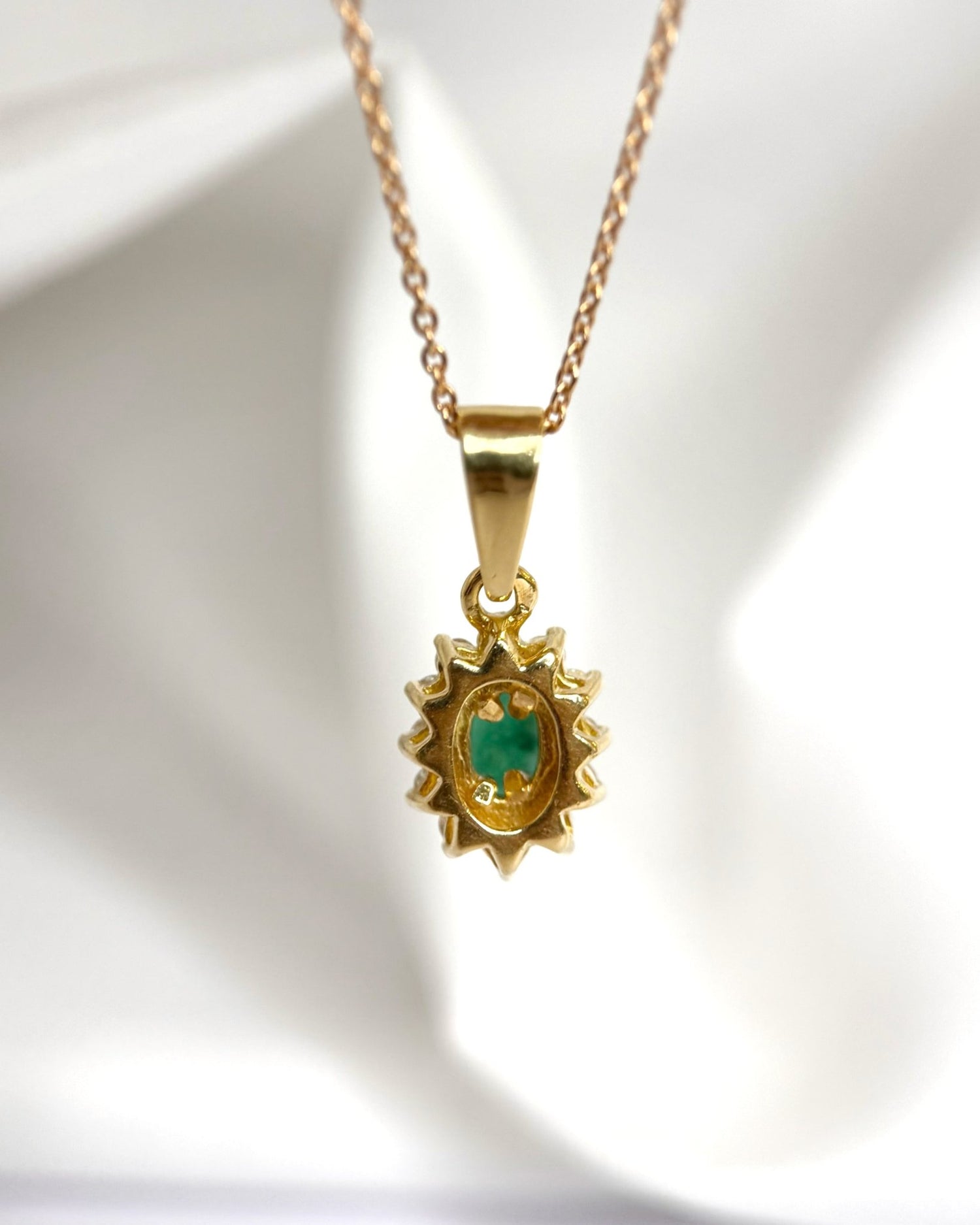 Pendentif Marguerite Émeraude &amp; Diamants "Angella" - Elliade Paris