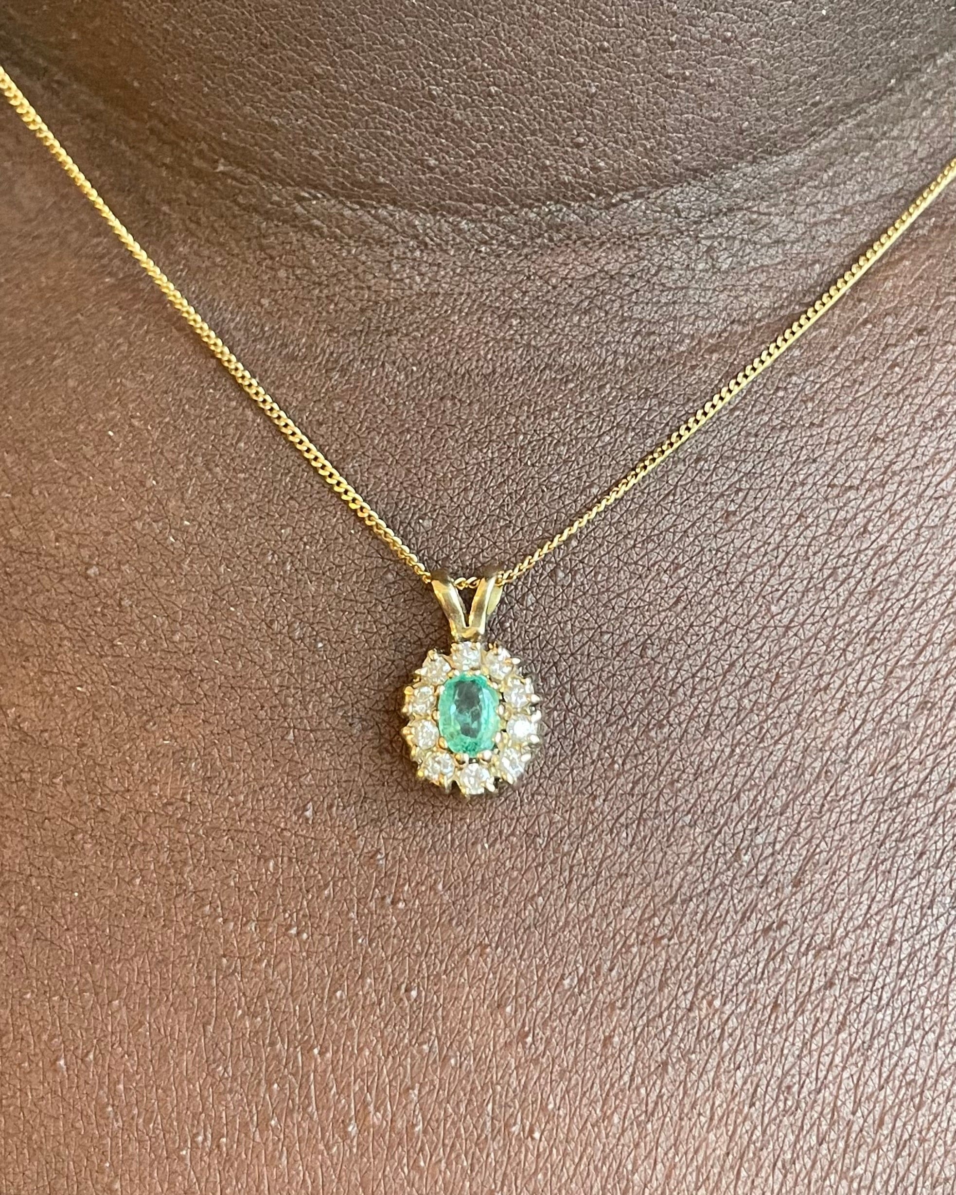 Pendentif Marguerite Émeraude 0.47 Carat &amp; 10 Diamants "Lénaé"