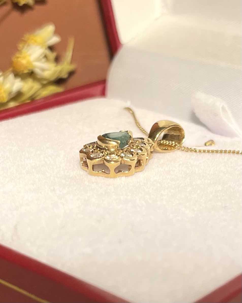 Pendentif Marguerite Émeraude &amp; Diamants &quot;Mila&quot; - Elliade Paris