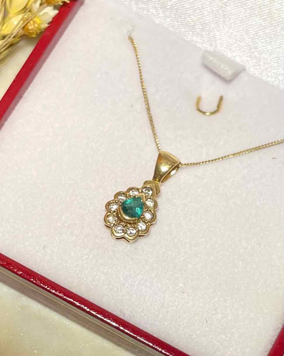 Pendentif Marguerite Émeraude &amp; Diamants &quot;Mila&quot; - Elliade Paris
