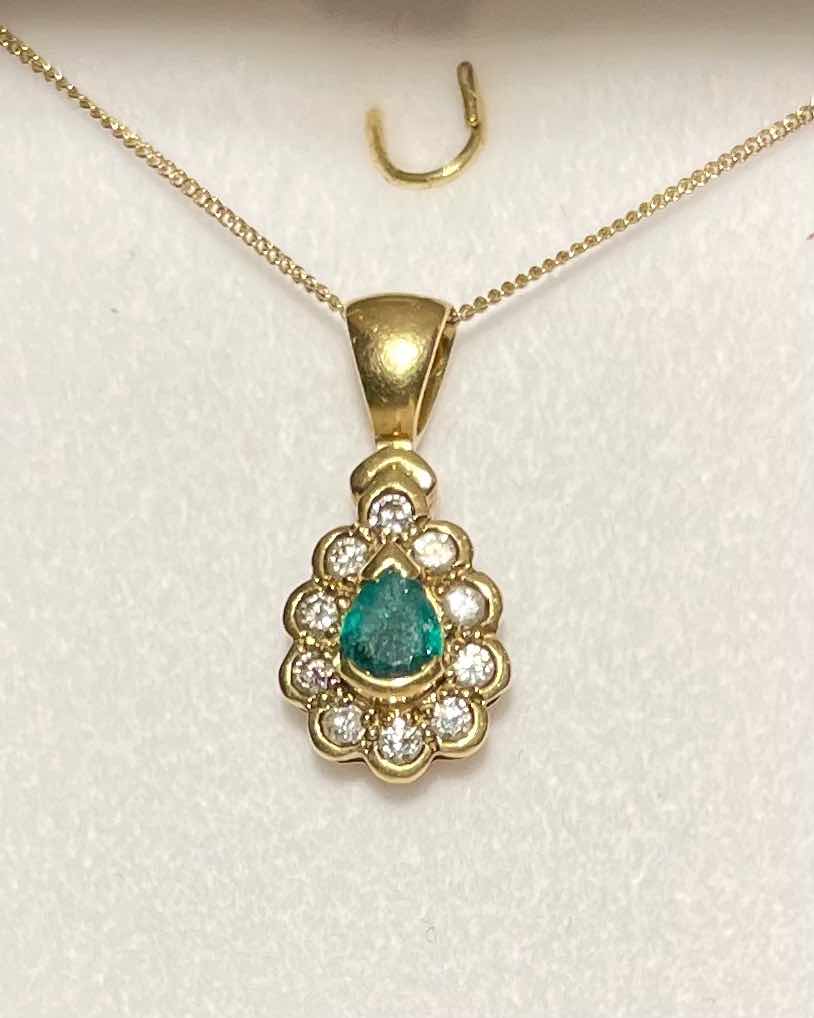 Pendentif Marguerite Émeraude &amp; Diamants &quot;Mila&quot; - Elliade Paris