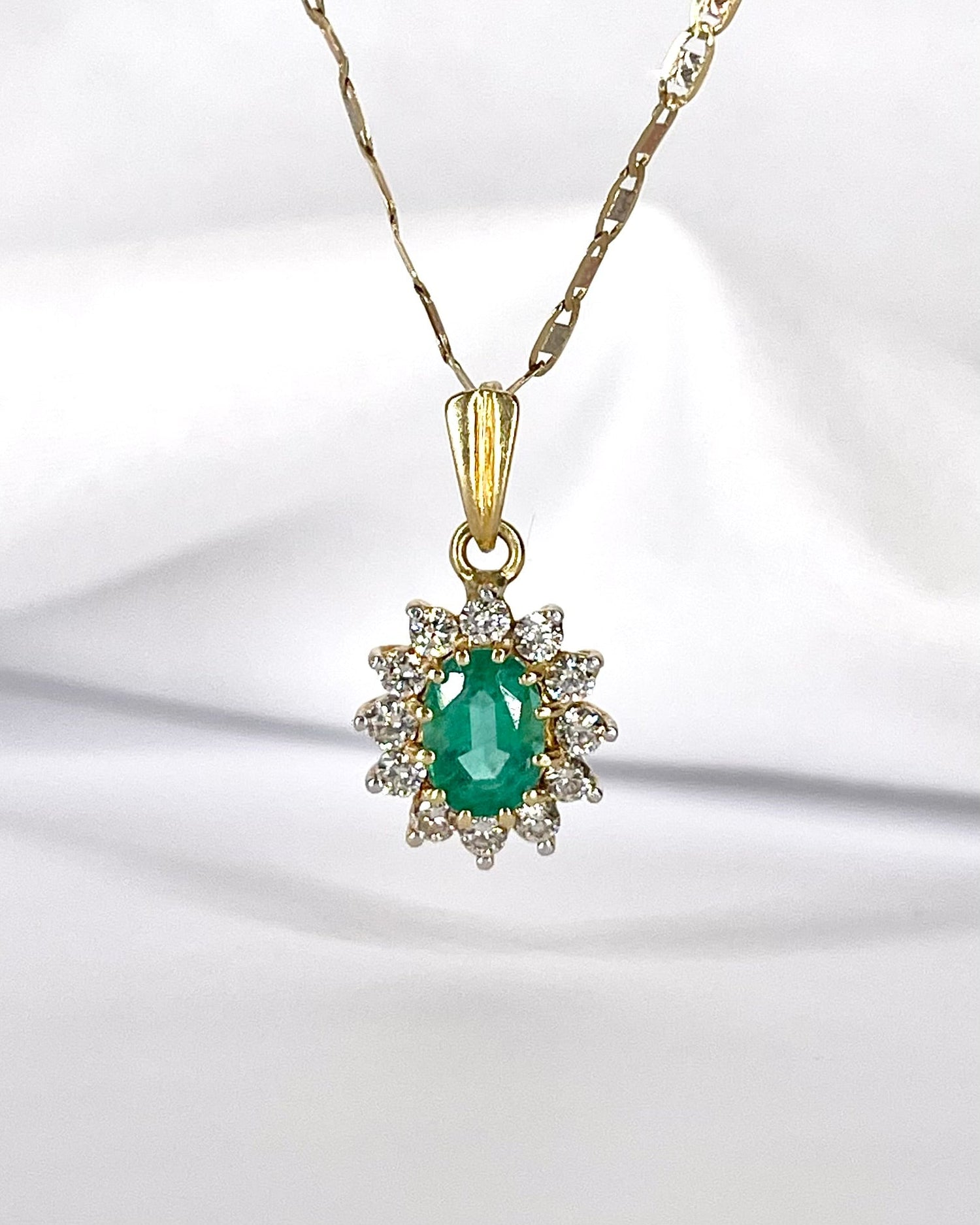 Pendentif Marguerite Émeraude &amp; Diamants "Ruth" - Elliade Paris