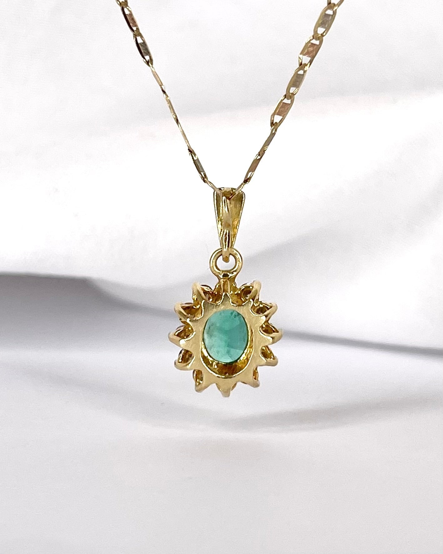 Pendentif Marguerite Émeraude &amp; Diamants "Ruth" - Elliade Paris