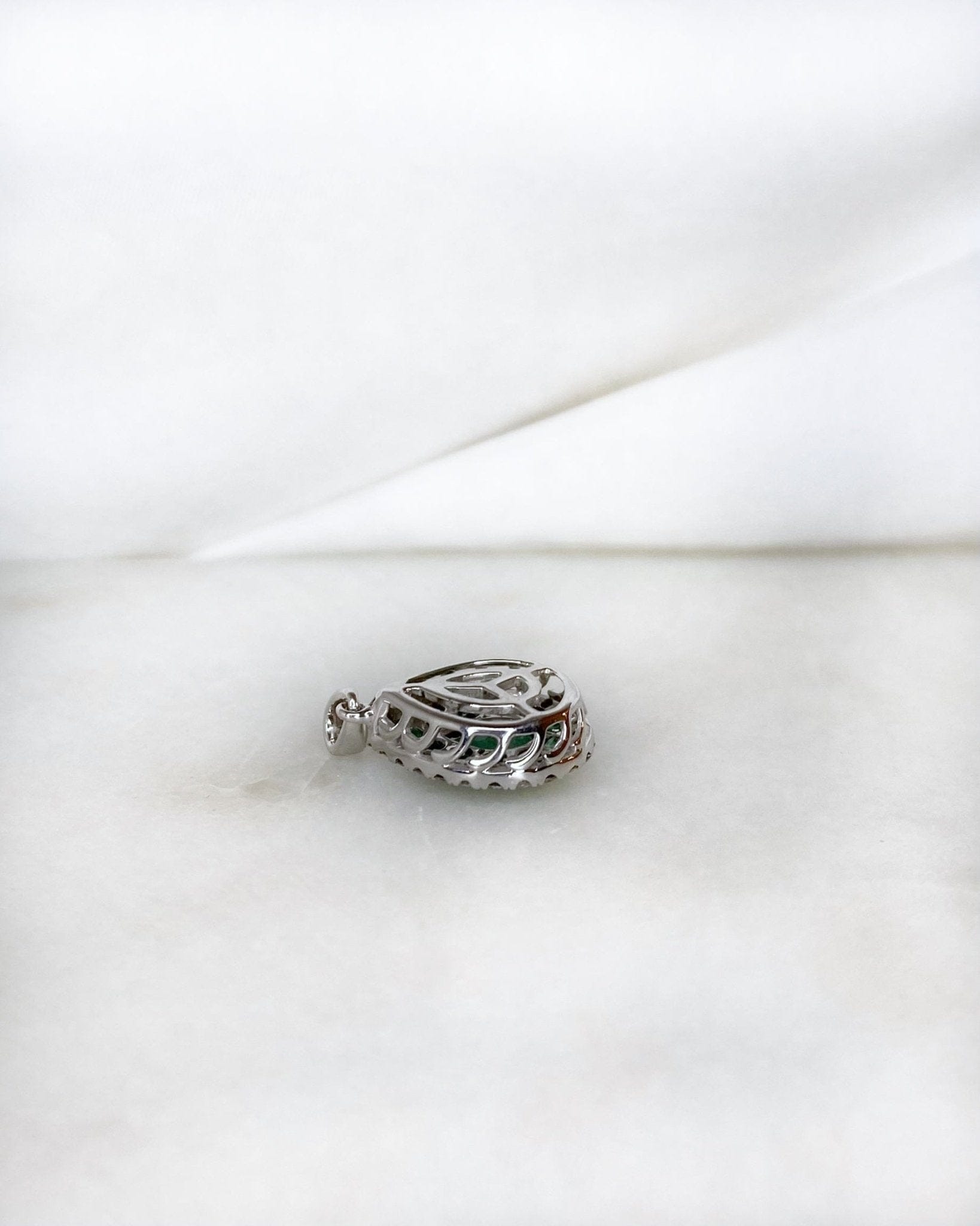 Pendentif Marguerite Emeraudes 1.14 carat &amp; Diamants "Solènea" - Elliade Paris