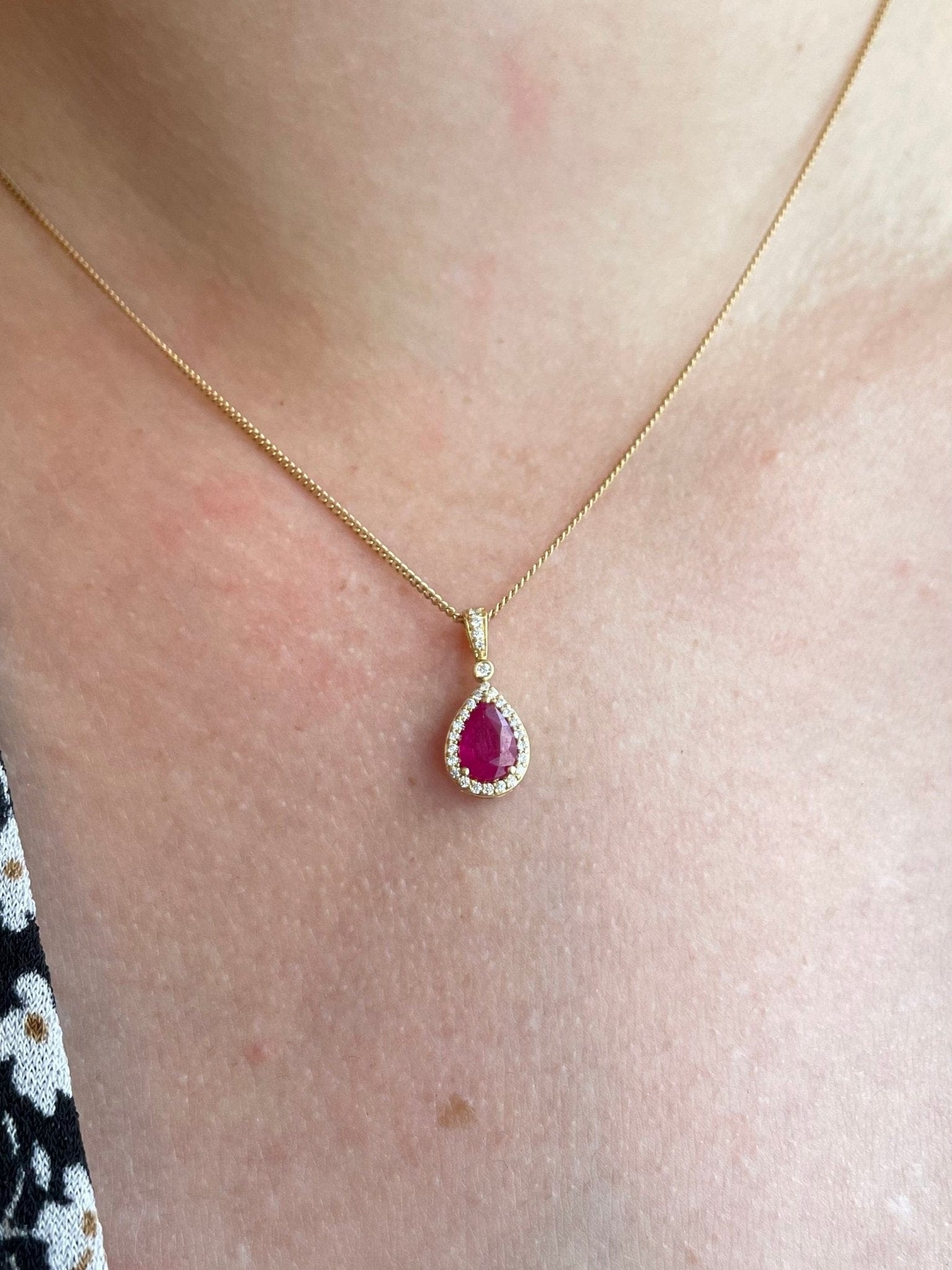 Pendentif Marguerite Goutte Rubis 0.70 carat &amp; 27 Diamants "Imena" - Elliade Paris