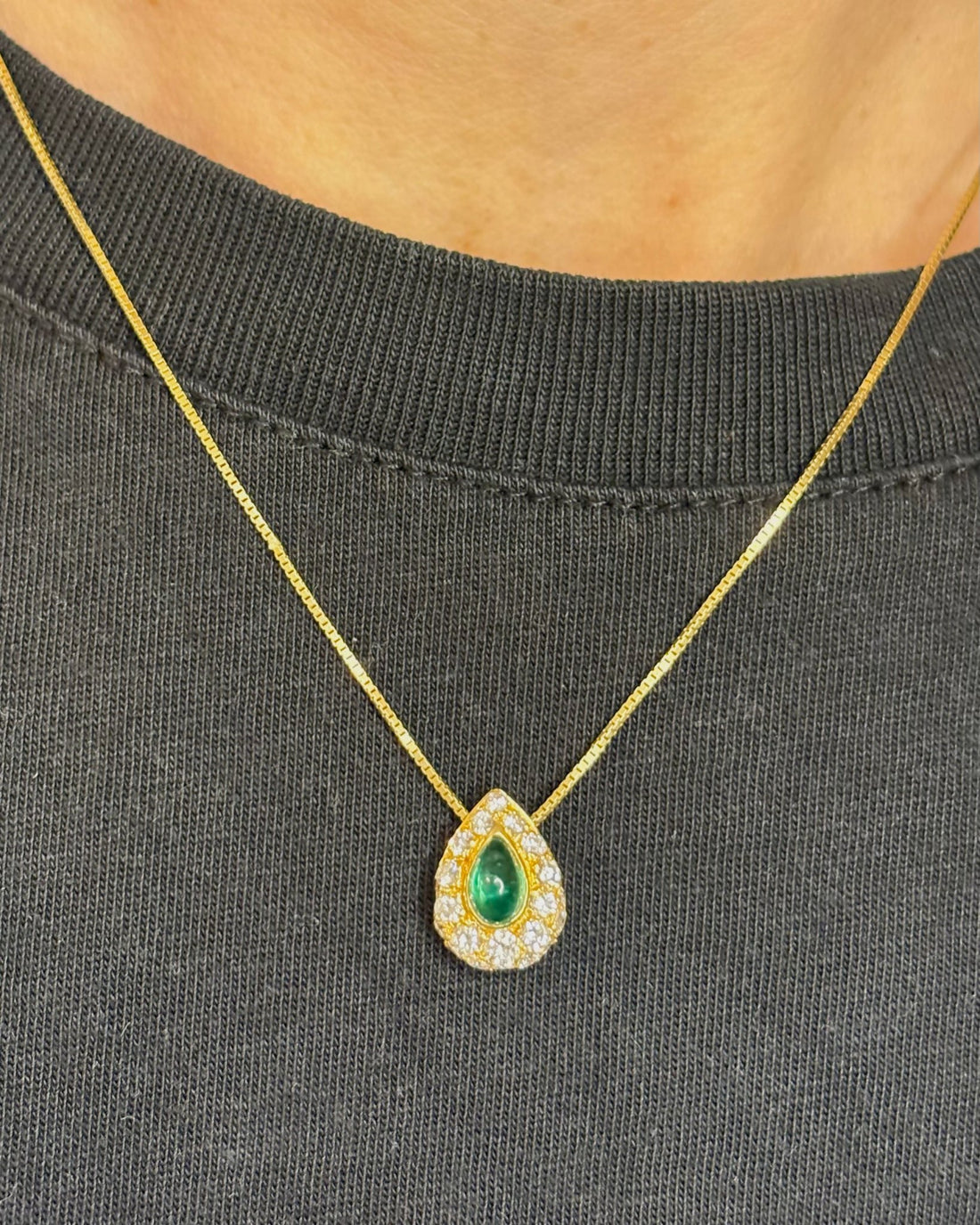 Pendentif Marguerite Poire Émeraude 0.80 carat &amp; 21 Diamants "Sarah" - Elliade Paris