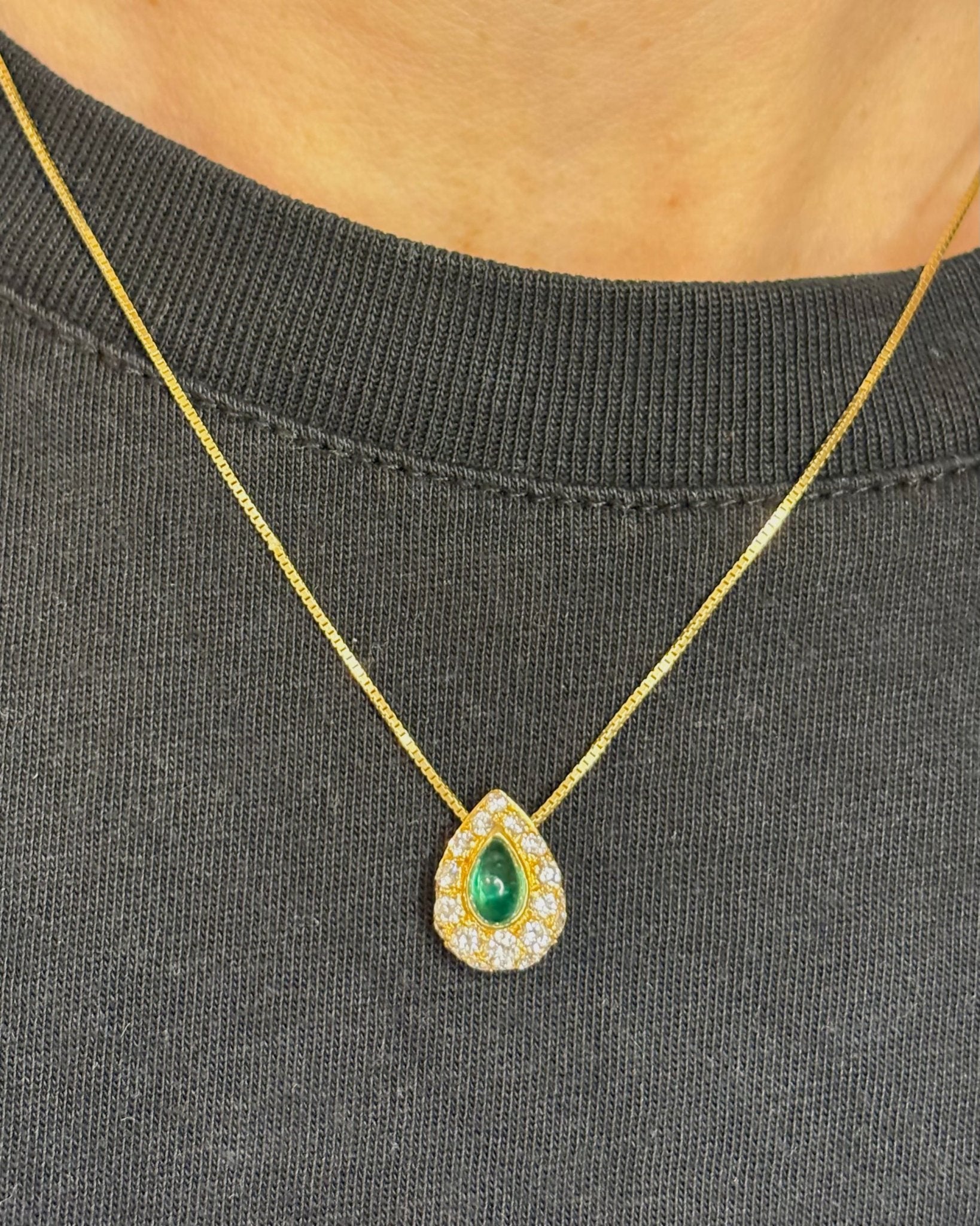 Pendentif Marguerite Poire Émeraude 0.80 carat &amp; 21 Diamants "Sarah" - Elliade Paris