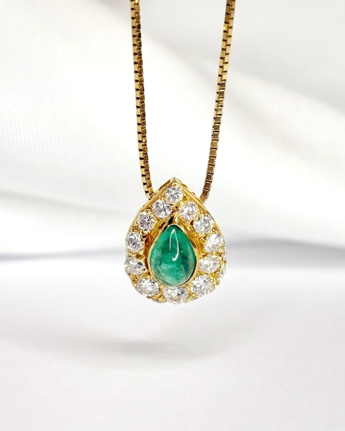 Pendentif Marguerite Poire Émeraude 0.80 carat &amp; 21 Diamants "Sarah" - Elliade Paris