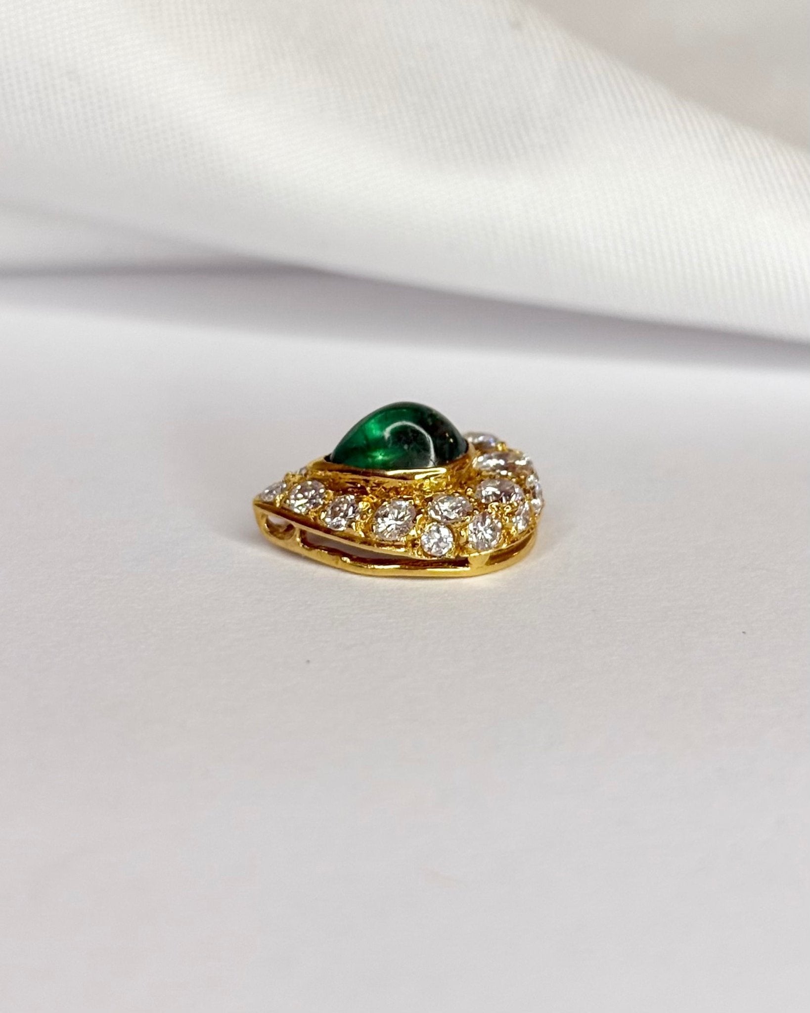 Pendentif Marguerite Poire Émeraude 0.80 carat &amp; 21 Diamants "Sarah" - Elliade Paris