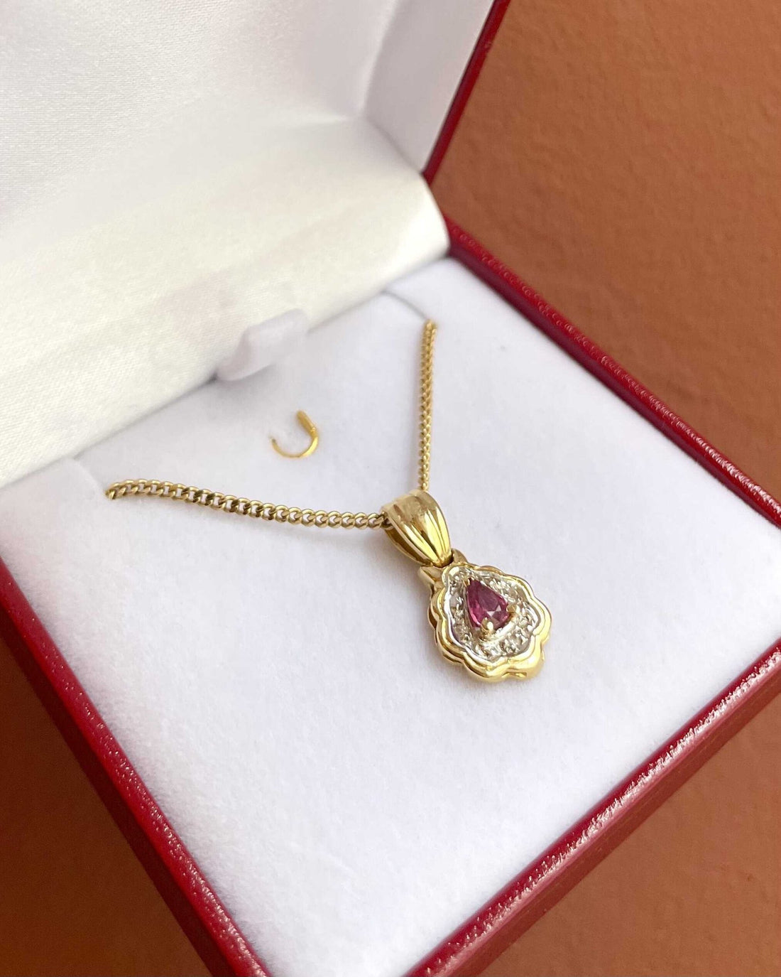Pendentif Marguerite Rubis 0.40 Carat &amp; Diamants &quot;Rosie&quot; - Elliade Paris