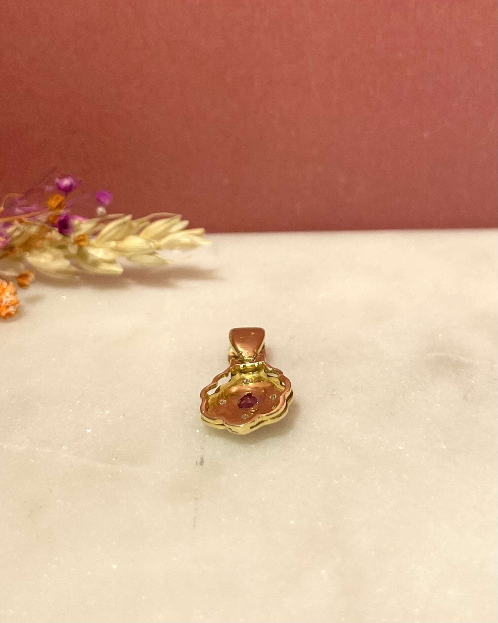 Pendentif Marguerite Rubis 0.40 Carat &amp; Diamants "Rosie" - Elliade Paris