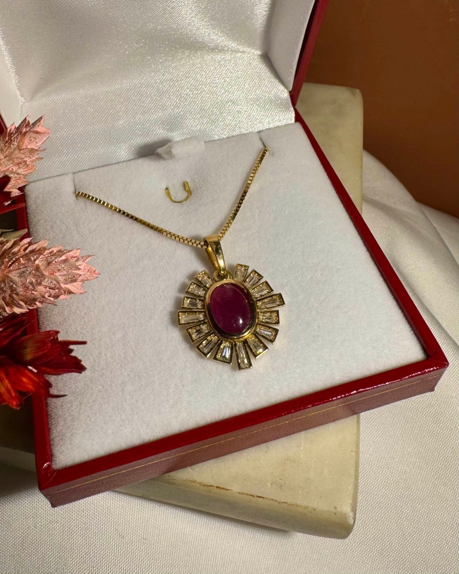 Pendentif Marguerite Rubis 2.10 carats &amp; 15 diamants &quot;Alessandra&quot; - Elliade Paris
